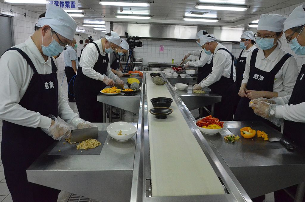「選料、切菜、下鍋、烹飪、擺盤」一盤盤色香味俱佳的蔬食料理,出自於拿手術刀出身的醫院院長煮出的拿手好菜。(慈濟基金會提供)