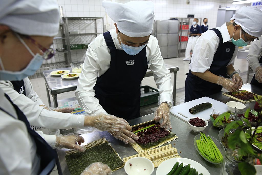 花蓮慈濟醫院院長林欣榮(中)做起蔬食料理頗有大廚架勢。(慈濟基金會提供)