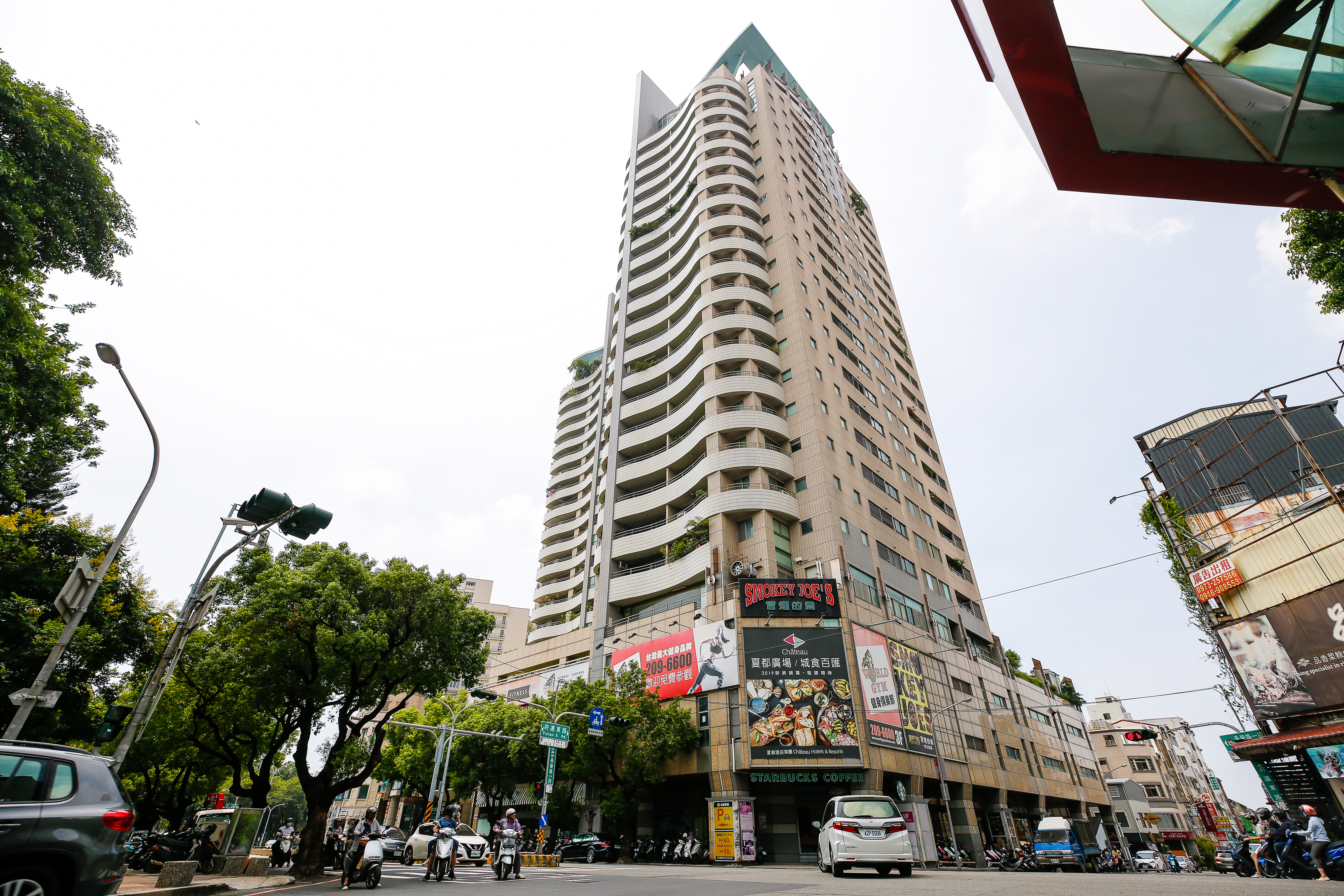 「東方巨人」商場過去為誠品台南門市所在地,曾是文青們的聚集勝地。