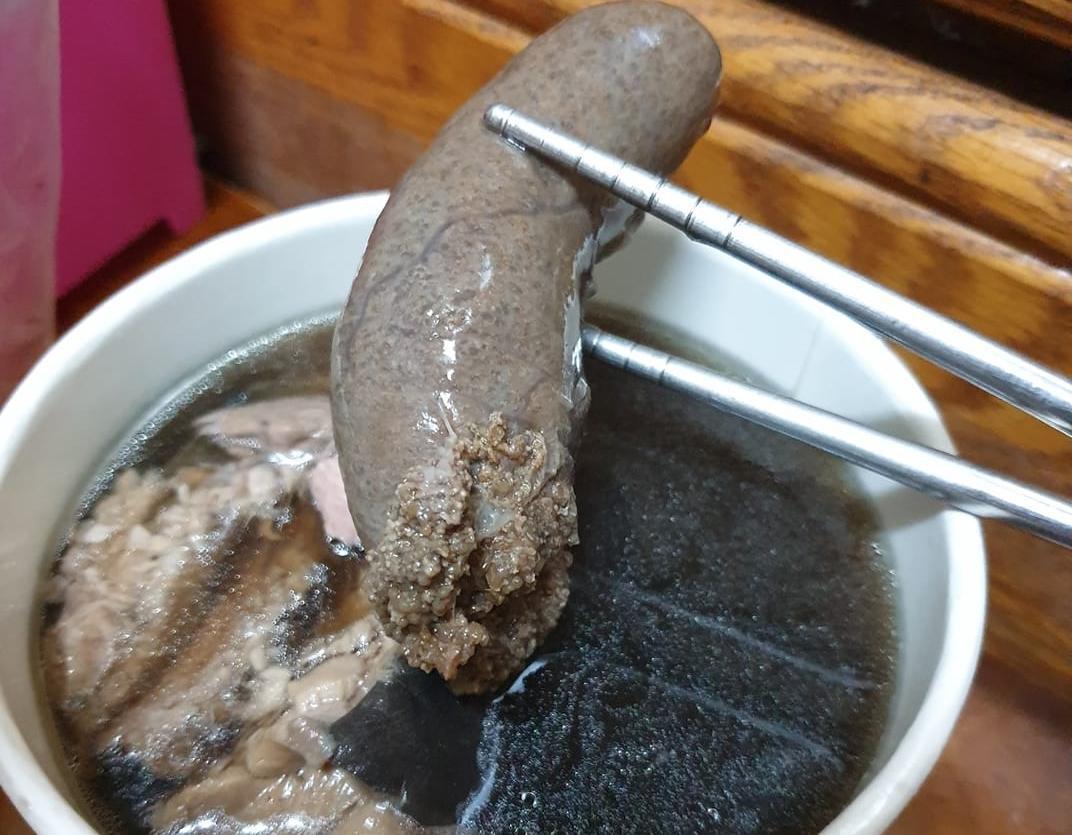 有名到急診室求診的病患自述,烤肉吃「土虱的蛋」後拉肚子、發燒,引起網友熱議。(翻攝自爆廢公社)