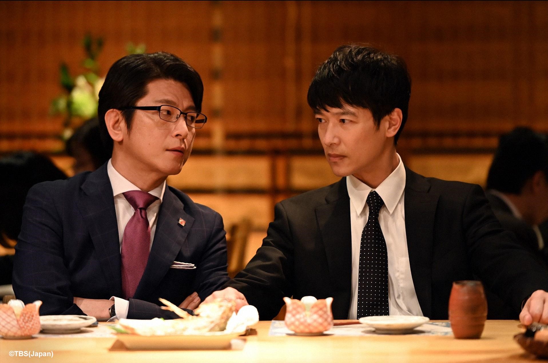 及川光博（左）在《半澤直樹》中飾演堺雅人的好麻吉，也是他重要的情報來源。（friDay影音提供）