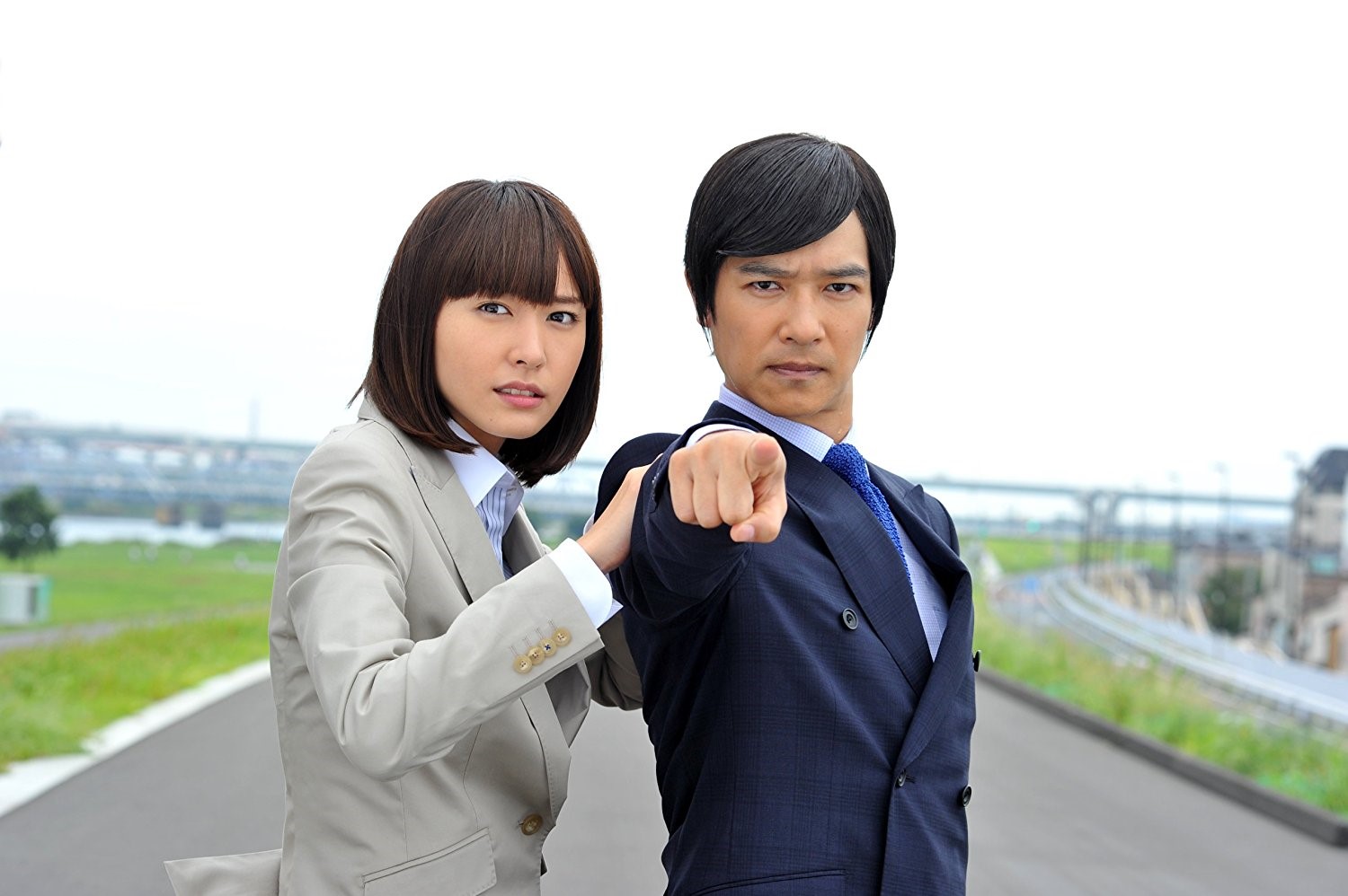 堺雅人（右）2013年拍完《半澤直樹》後馬上接演與新垣結衣（左）合作的《王牌大律師》續集。（翻攝自富士電視台）