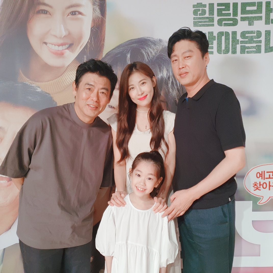 河智苑（後排中）在《無價之保》中飾演長大成人後的朴昭怡（前排中），她透露兩人有許多相似之處。（翻攝自CJ娛樂IG）