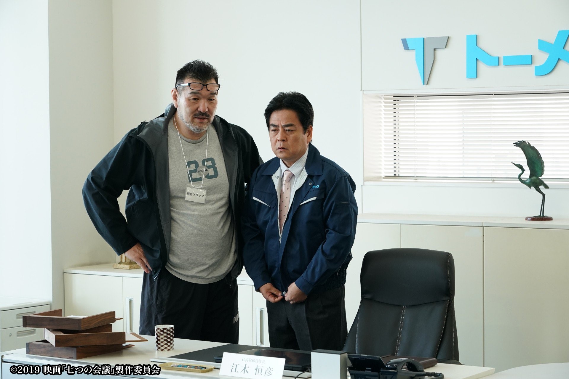 《半澤直樹》福澤克雄導演(左)去年再翻拍池井戶潤的作品《七個會議》,票房成績不俗。(翻攝自《七個會議》Twitter)
