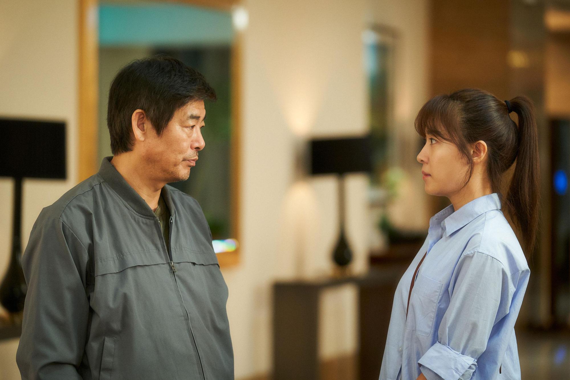 河智苑（右）在新片《無價之保》扮嫩演大學生，成東鎰是意外成了她「父親」的高利貸業者。（龍祥電影提供）