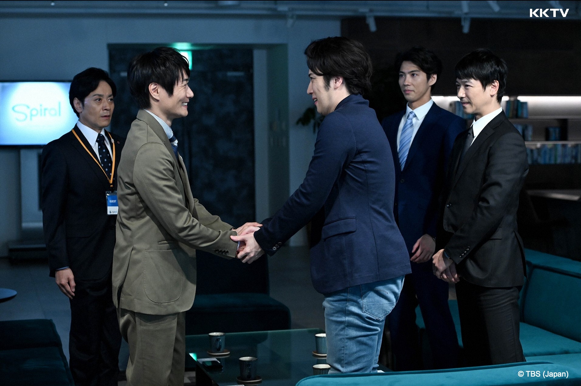 尾上松也（右三）是歌舞伎演員，在《半澤2》中飾演IT公司社長。（KKTV提供）