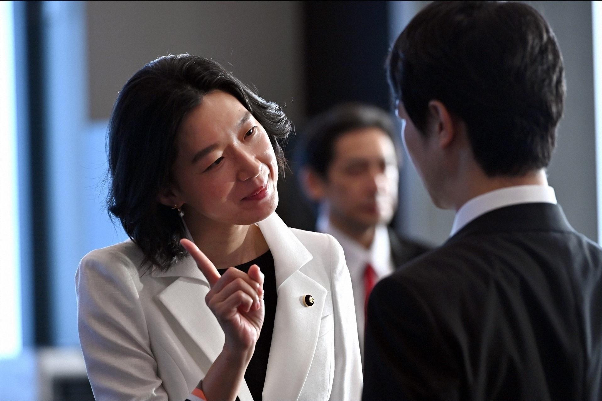 江口德子（左）續篇中飾演主播出身的「交通國土大臣」，與半澤直樹對立。（緯來日本台提供）