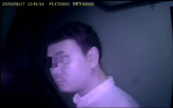 中國一名35歲張男，在飛機上假藉撿耳機實行猥褻短裙嫩妹。（翻攝自《北京頭條》）