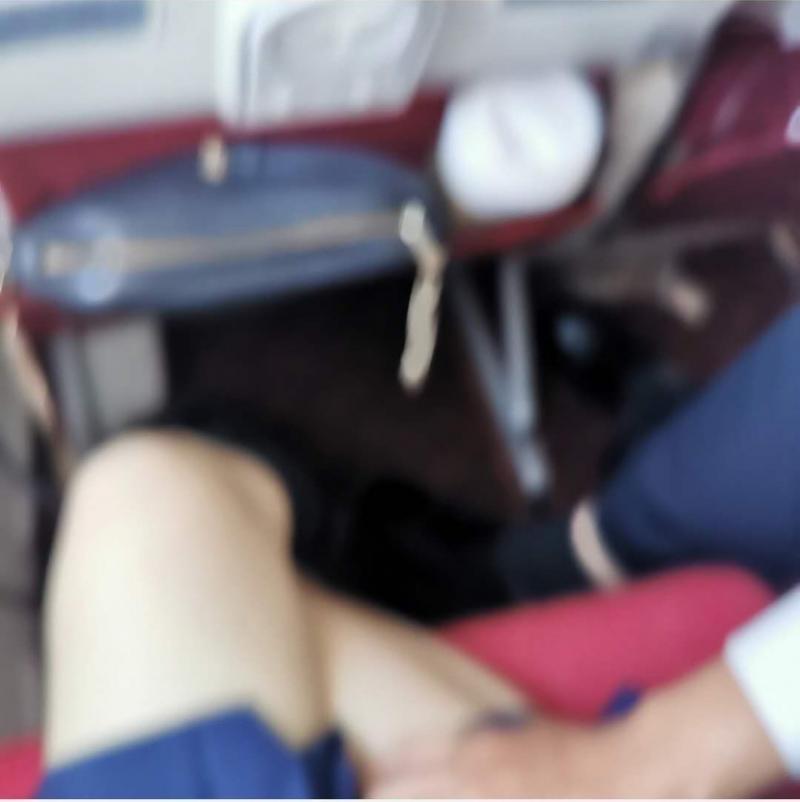 張男撫摸嫩妹大腿長達90分鐘,嫩妹報案後張男遭上門逮捕。(翻攝自《北京頭條》)