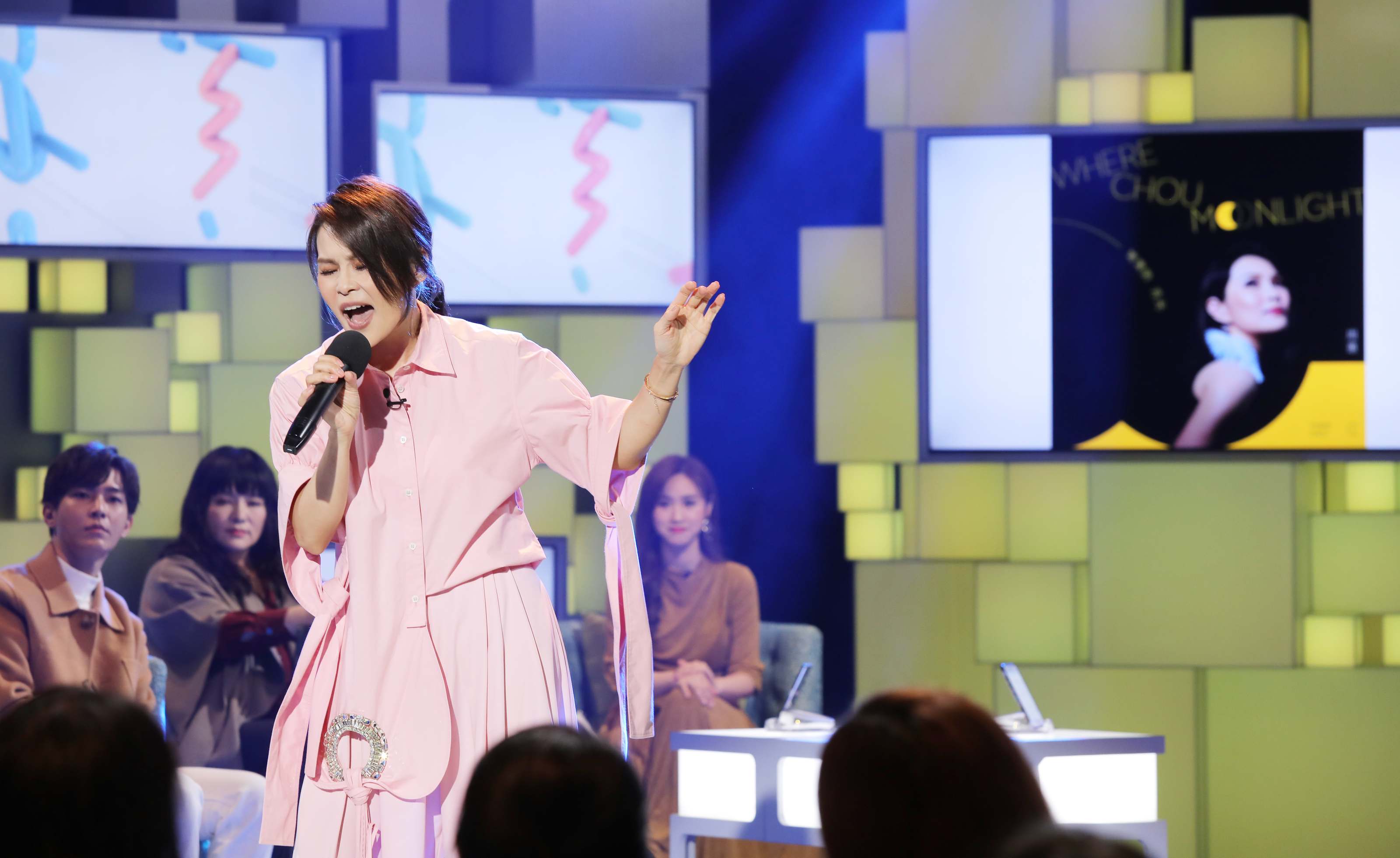 :周蕙登上《36題愛上你》,獻唱演唱動人情歌。(公視提供)