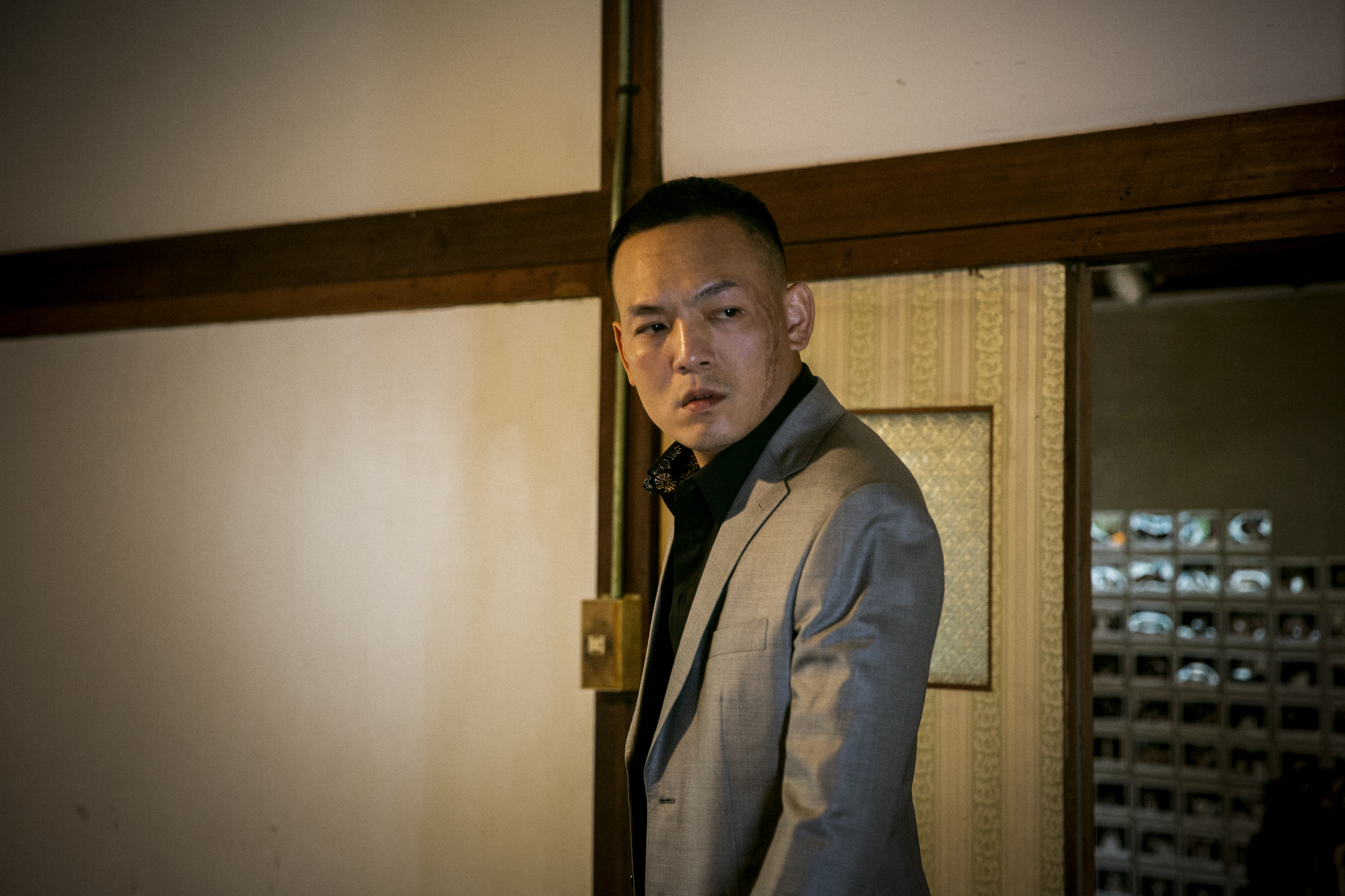 春風在MV中化刀疤妝，且5秒噴淚，被封「被歌手耽誤的好演員」。（混血兒娛樂提供）