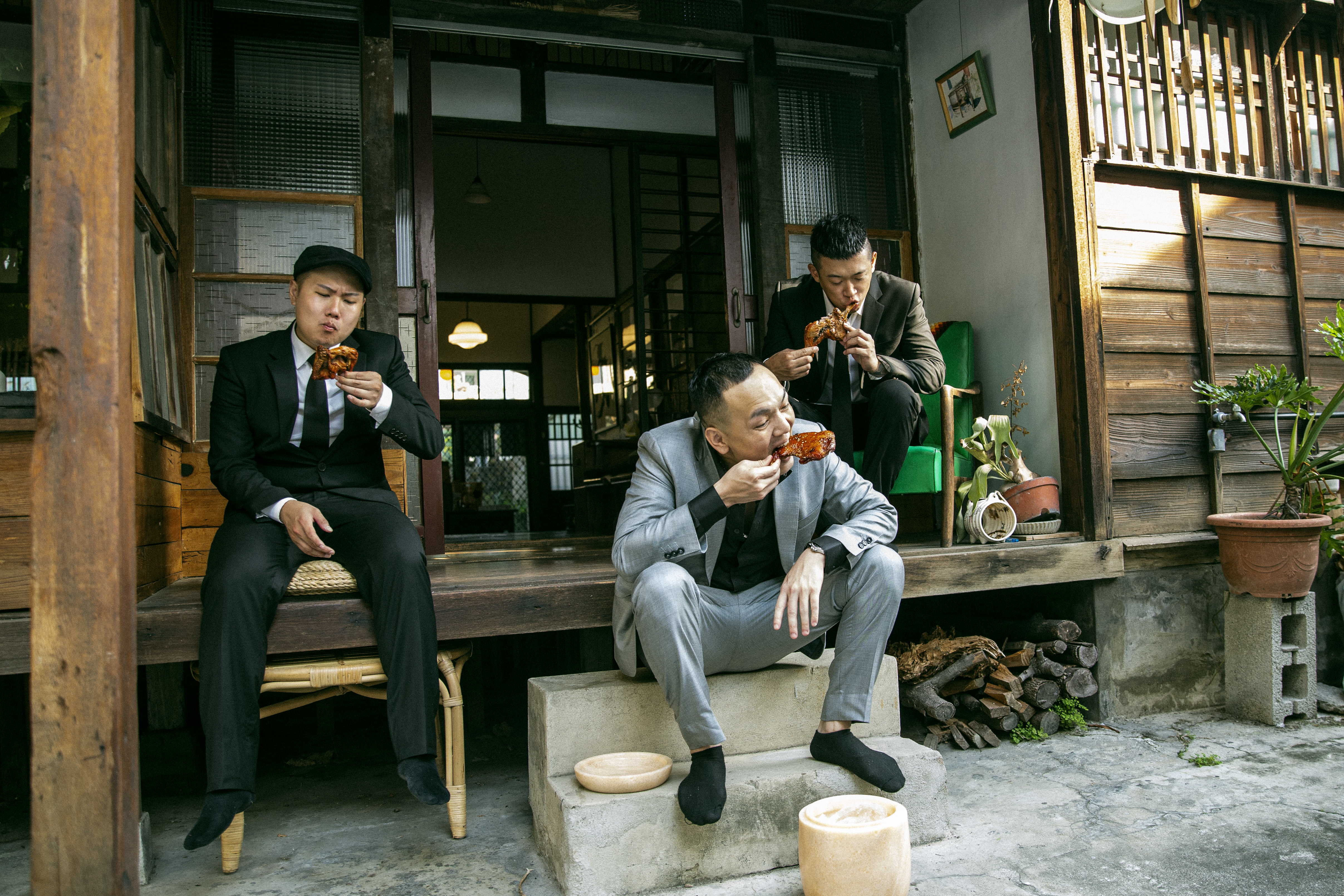 玖壹壹在MV中飾演三兄弟，3人照著白爛劇情演出，勢必引發關注。（混血兒娛樂提供）