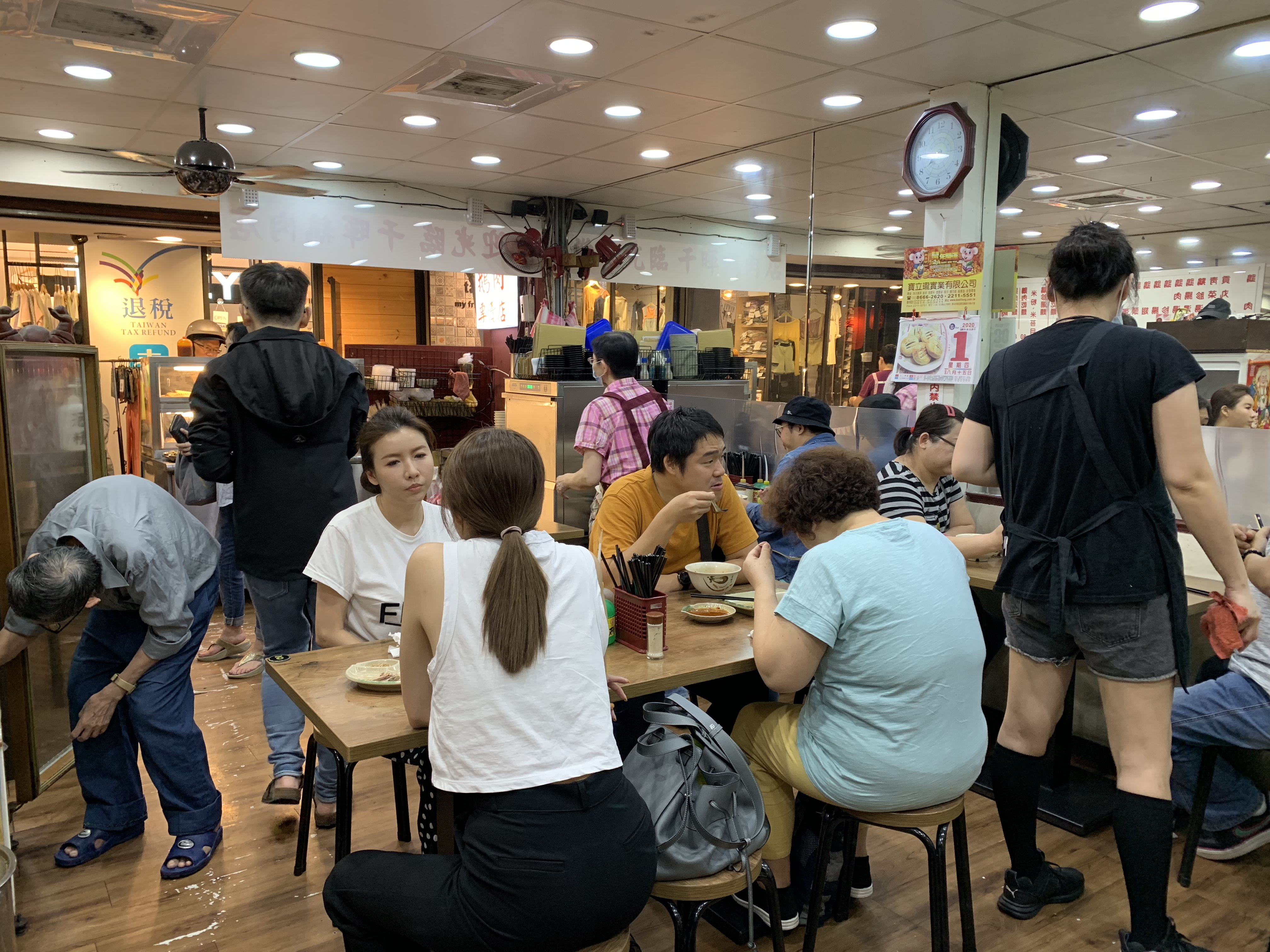 用餐空間不大，生意相當好，時常客滿，但料理簡單，翻桌速度快。