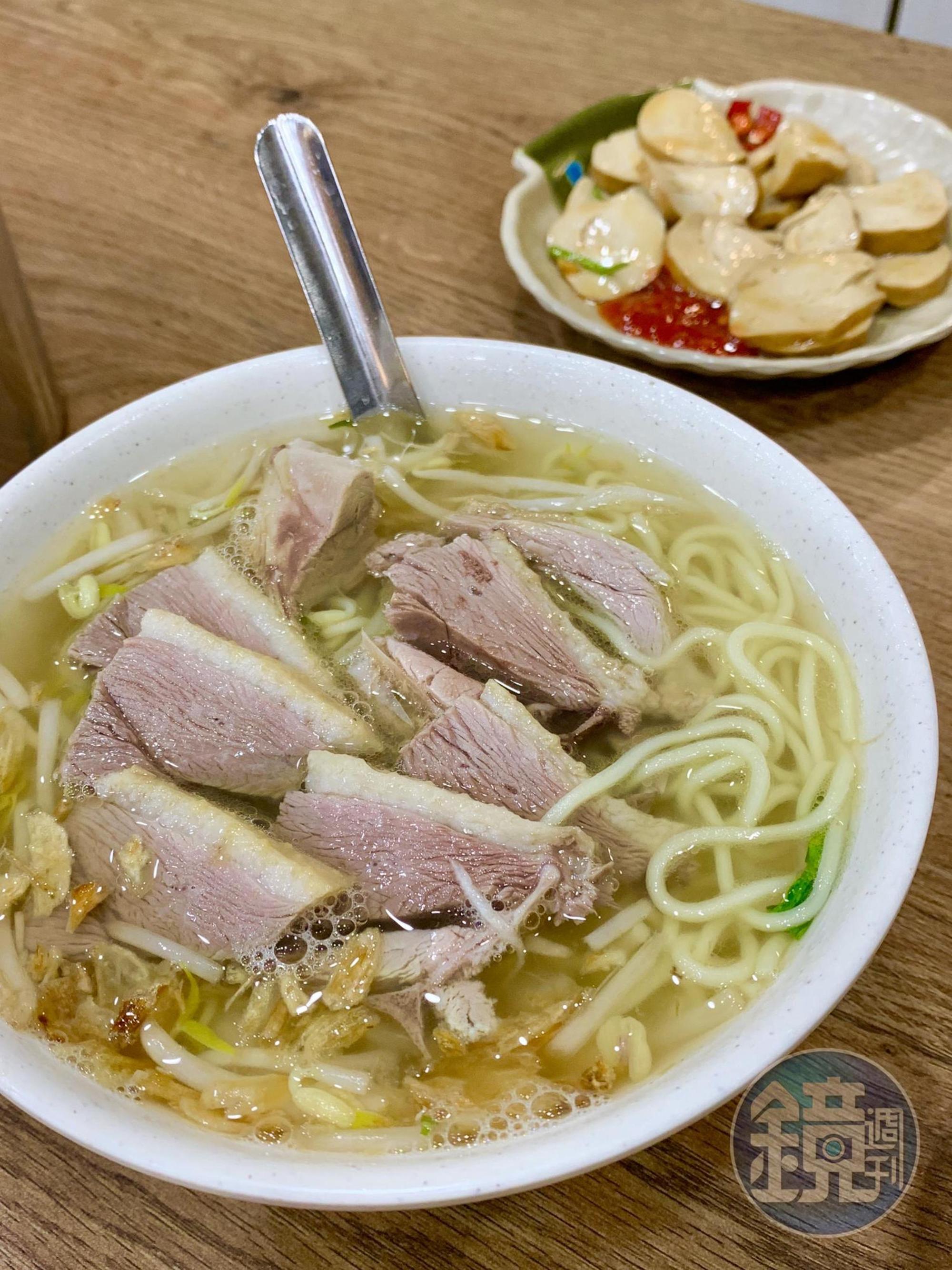 「鵝肉湯麵」的湯頭甘醇、有油蔥香氣，鵝肉鋪在上頭，又多了煙燻味，肉質軟嫩有甜分。（80元／碗）