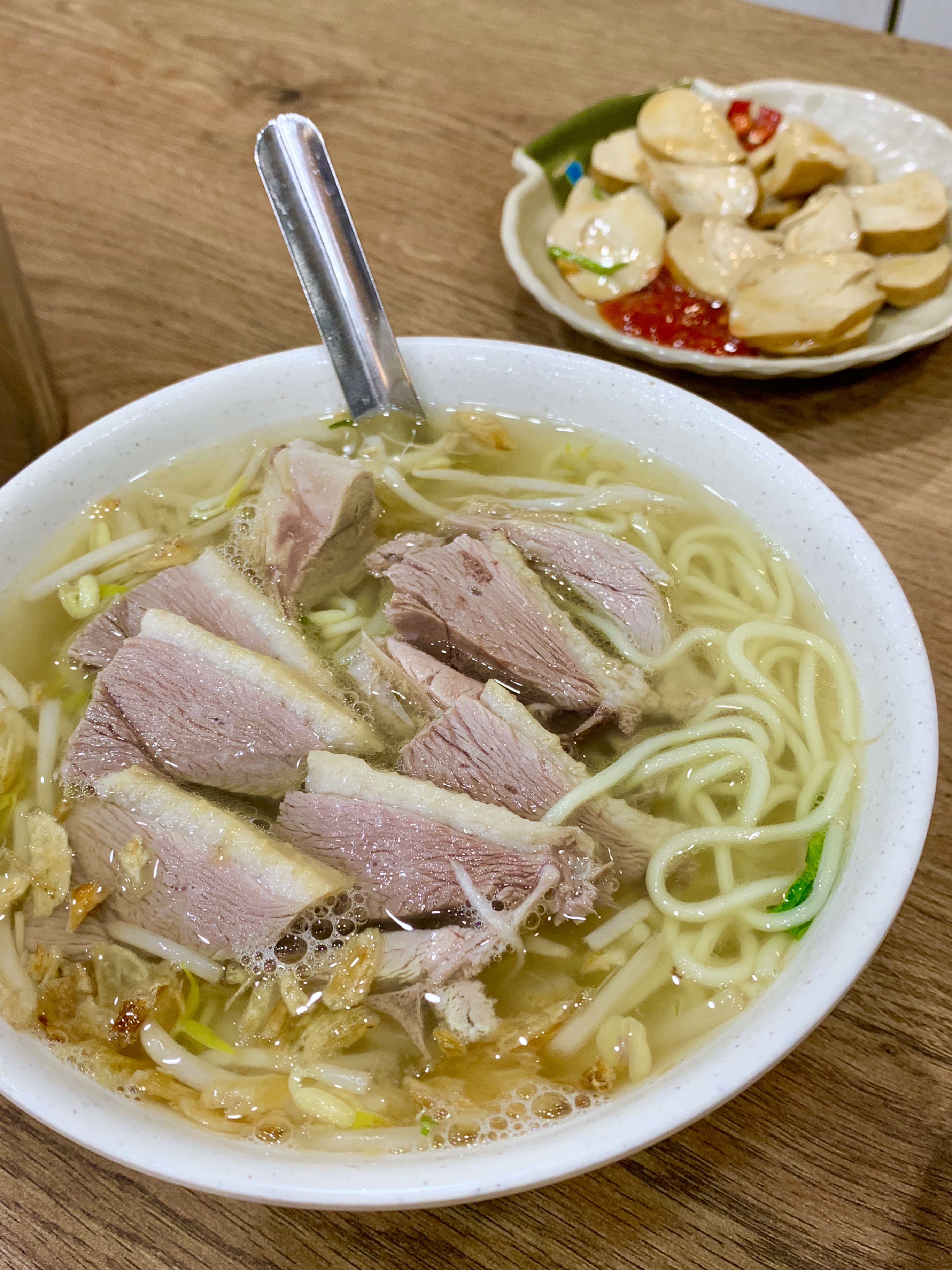 「鵝肉湯麵」的湯頭甘醇、有油蔥香氣，鵝肉鋪在上頭，又多了煙燻味，肉質軟嫩有甜分。（80元／碗）