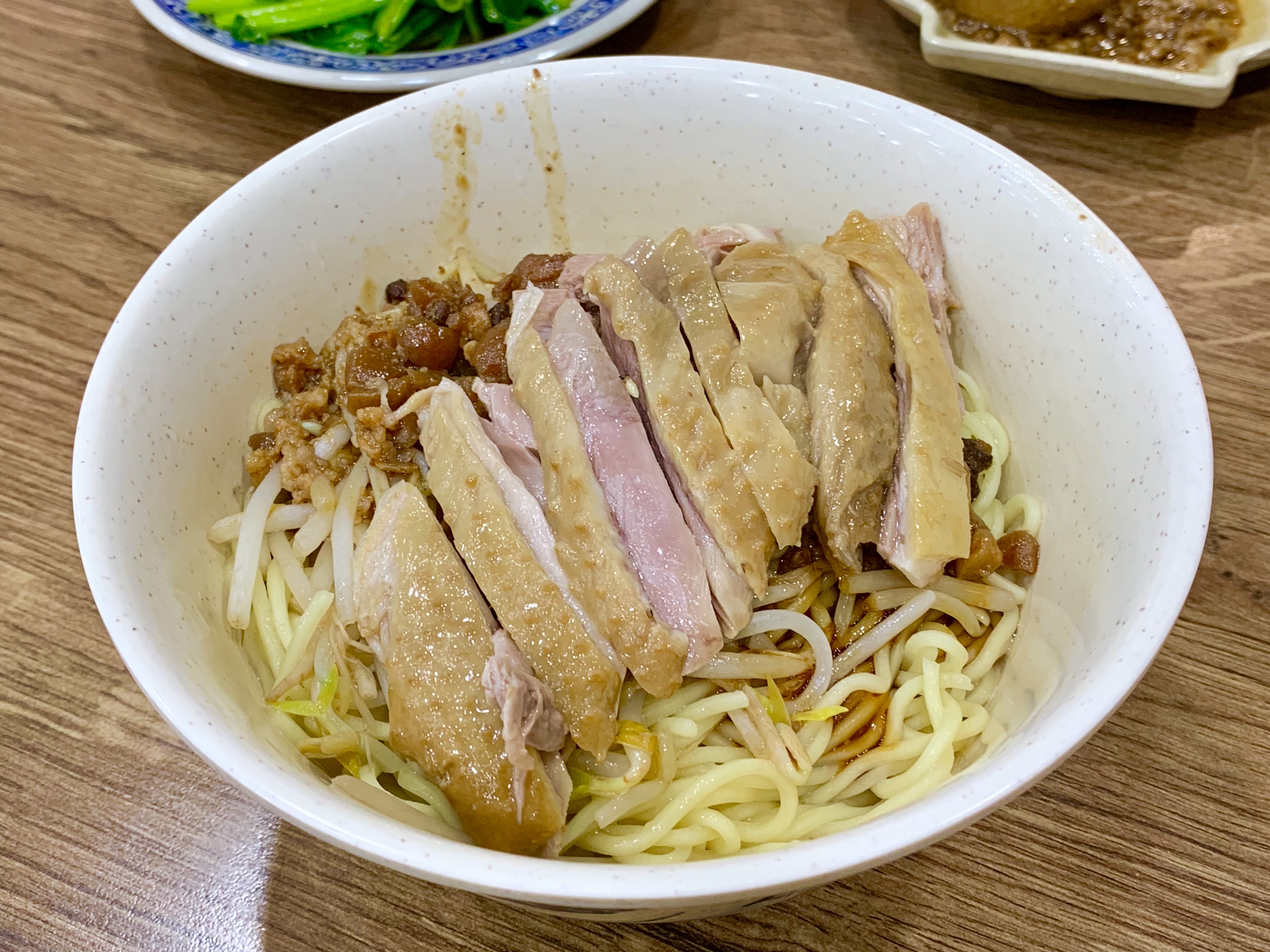 淋上滷肉湯汁的「鵝肉乾麵」，拌勻吃鹹香有味，鵝肉沒被湯稀釋煙燻味，香氣更足。（80元／碗）