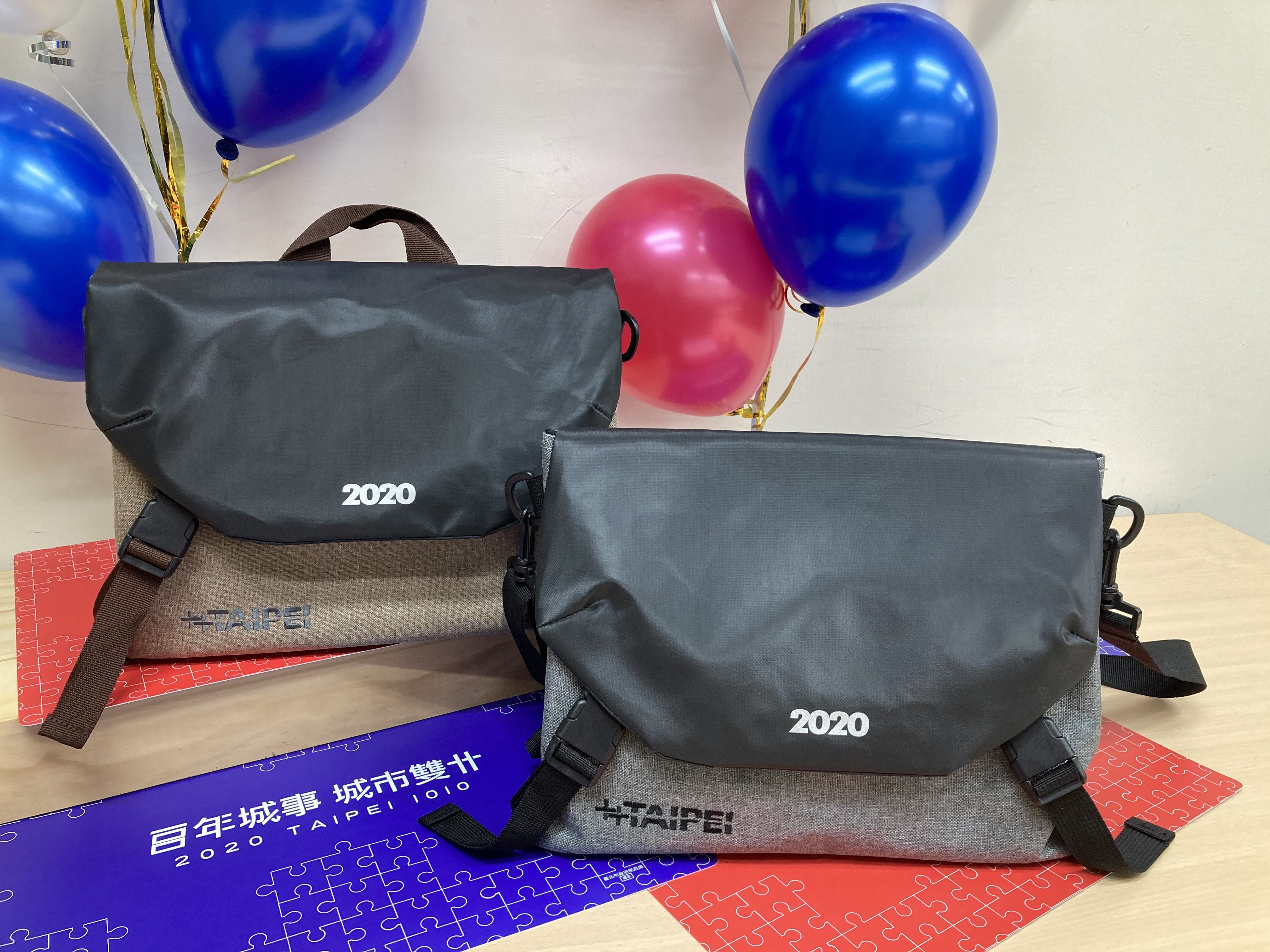 第6代嗡嗡包可手提、側背、雙肩背，是歷代嗡嗡包中，背法最多變、最能展現自我風格的包款。（台北市民政局提供）