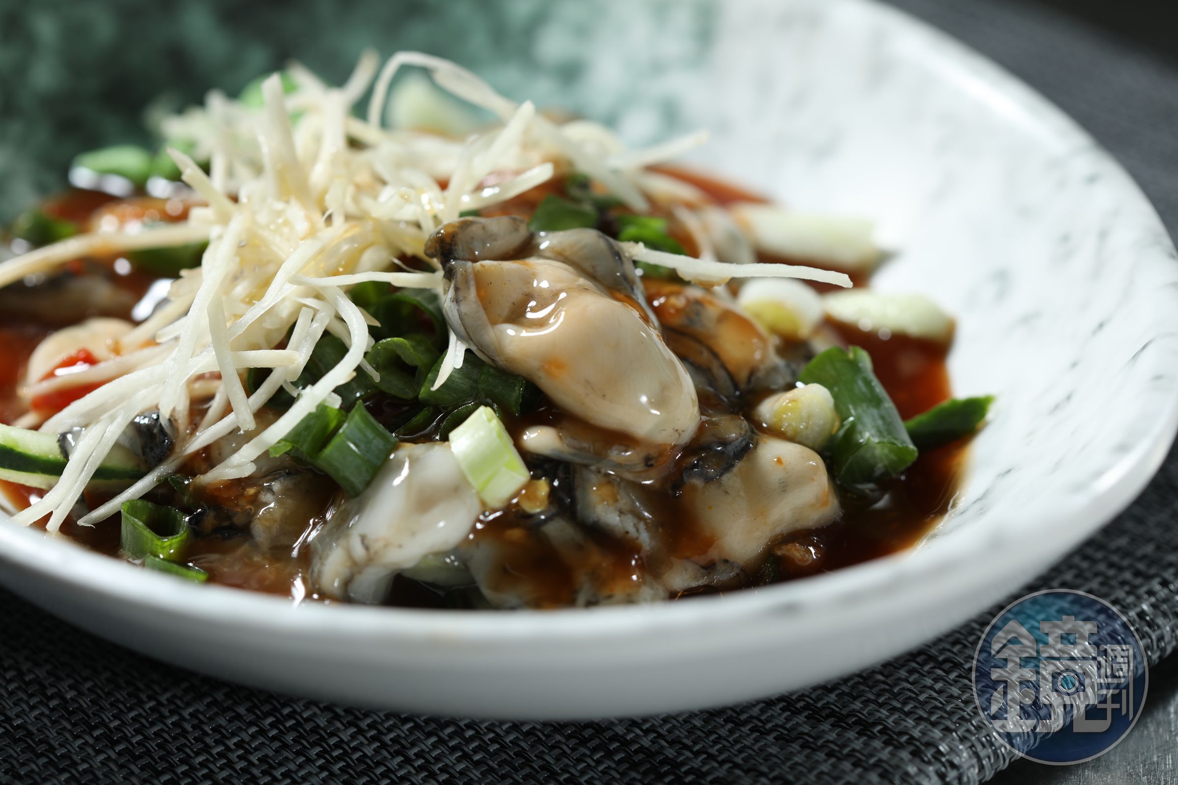 「阿霞火雞肉飯」以小菜出名，其中「五味生蚵」最受好評。