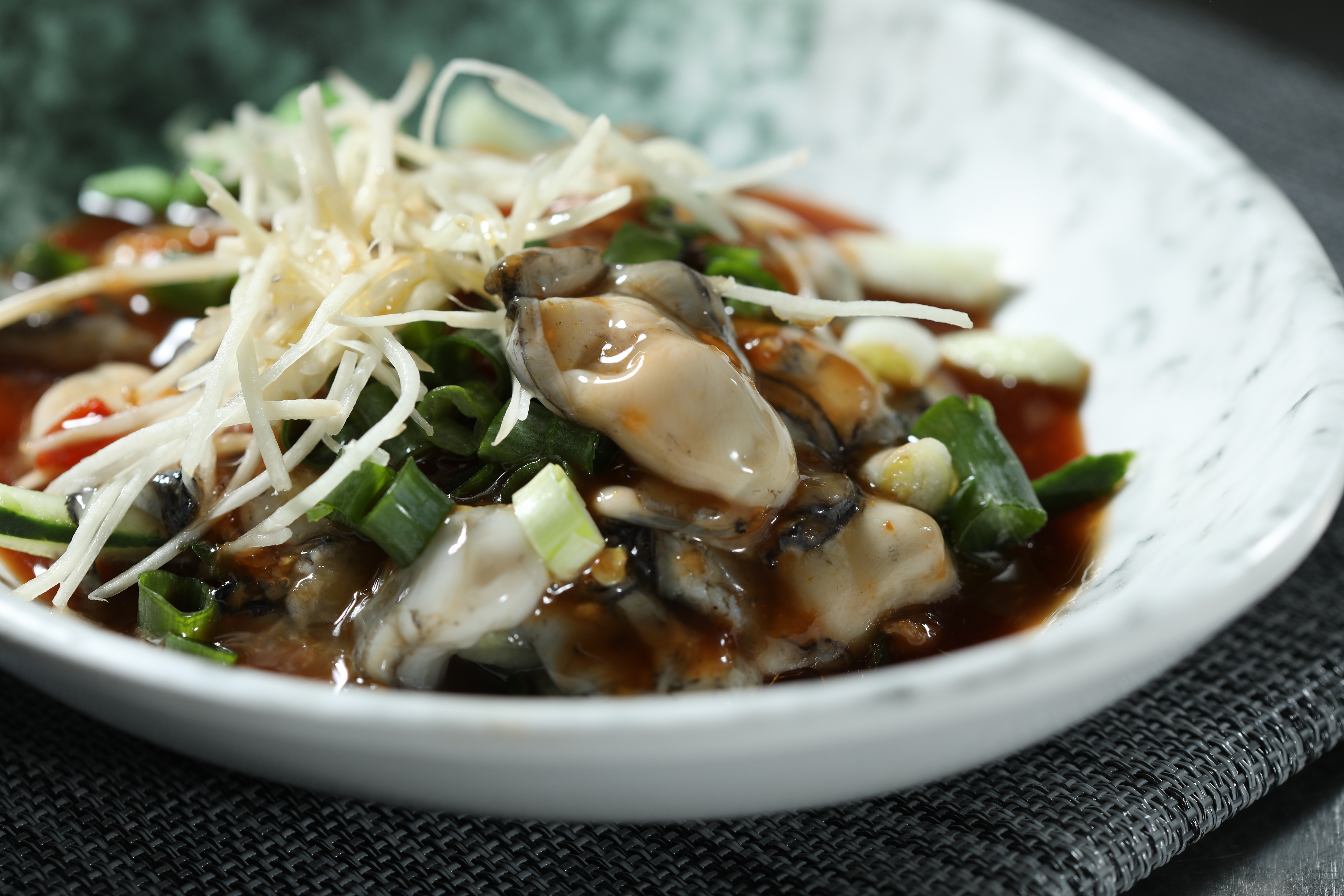 「阿霞火雞肉飯」以小菜出名，其中「五味生蚵」最受好評。