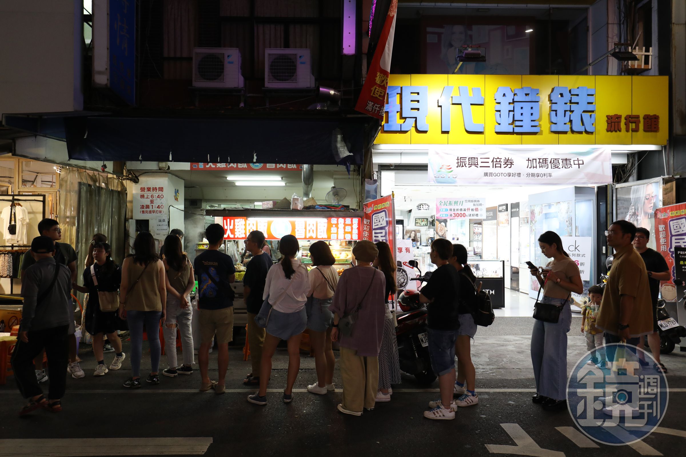 在文化路夜市裡的「阿霞火雞肉飯」，生意相當好，一開攤就大排長龍。