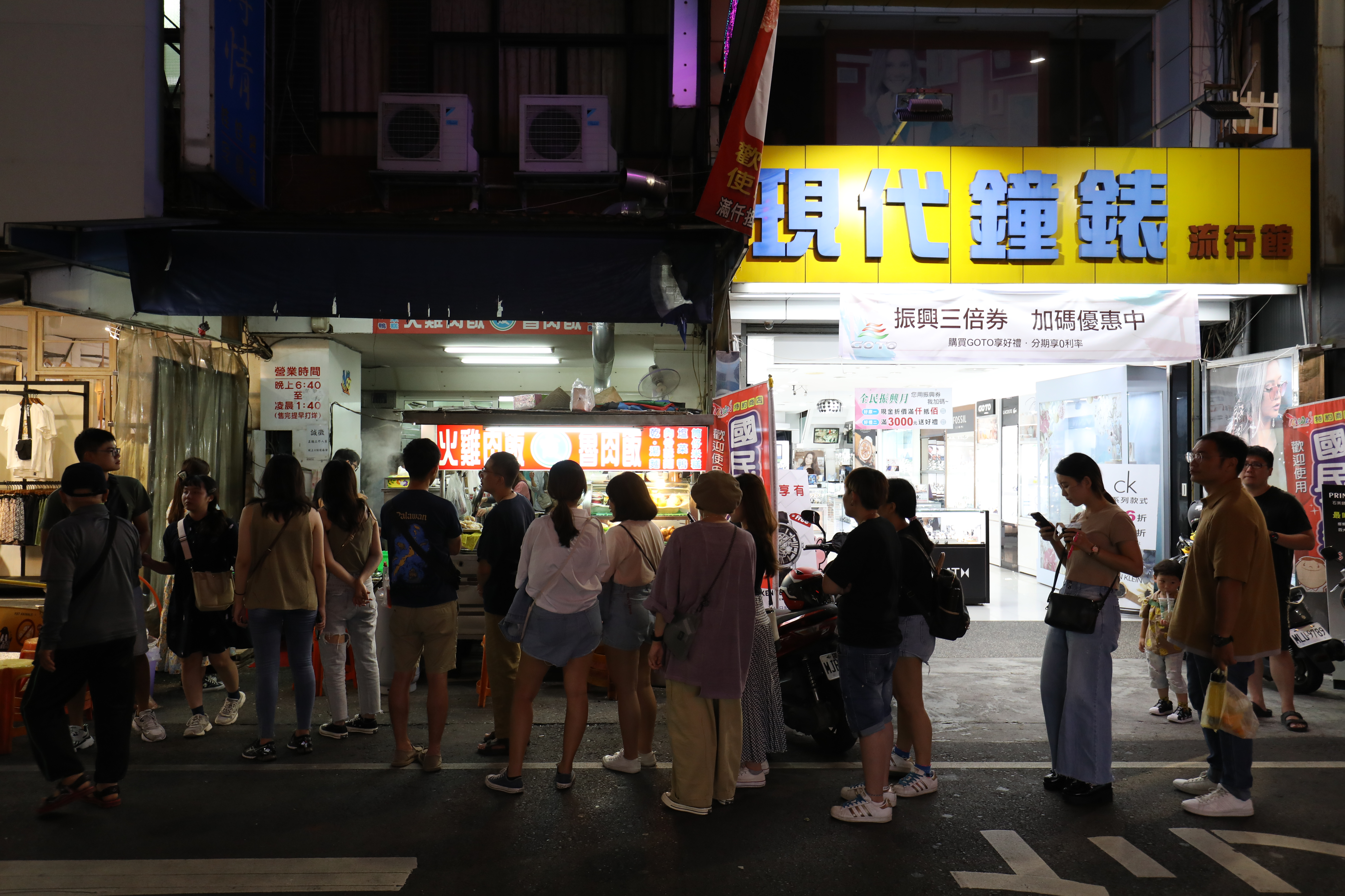 在文化路夜市裡的「阿霞火雞肉飯」，生意相當好，一開攤就大排長龍。