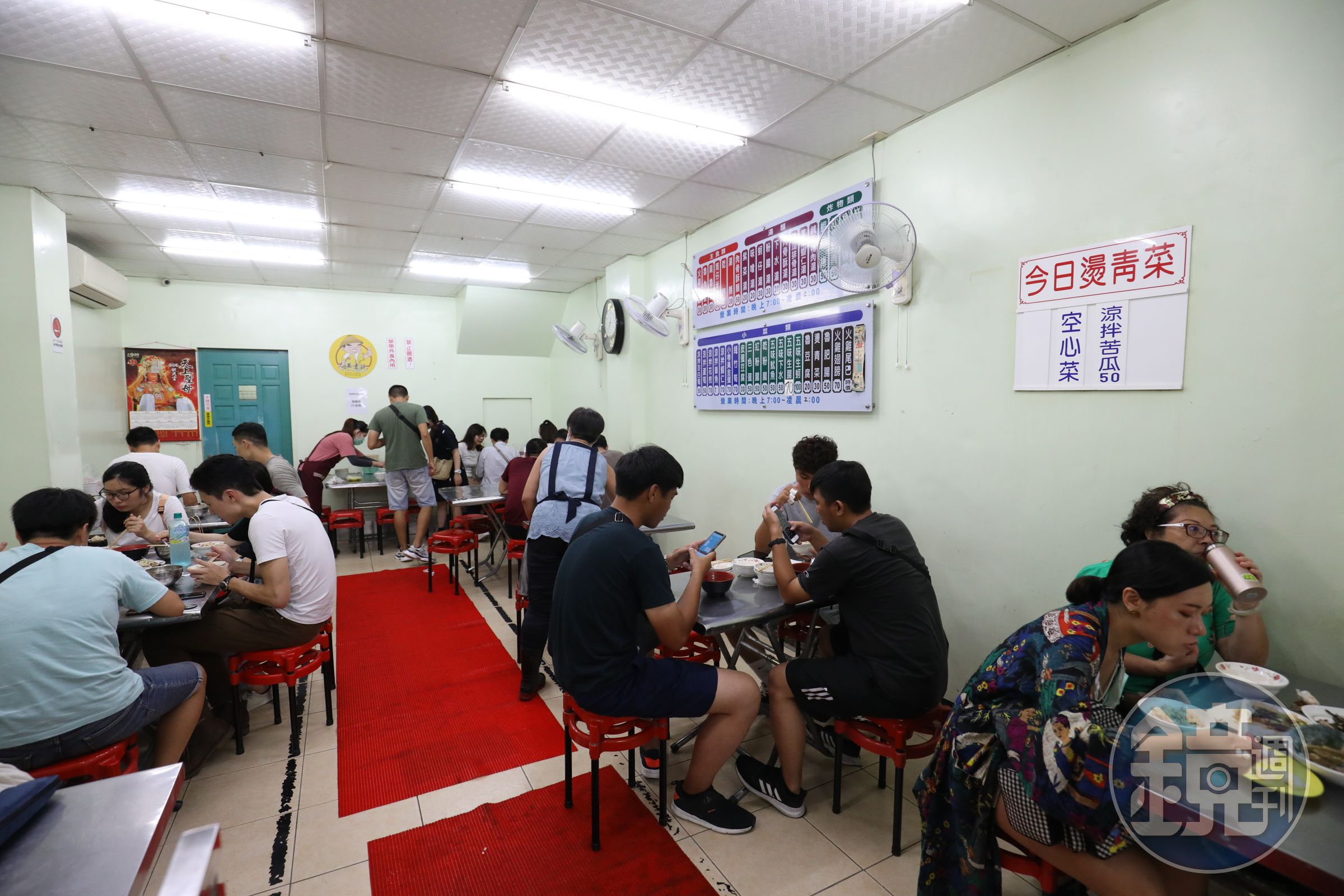 開店不到15分鐘，店裡馬上被客人坐滿。