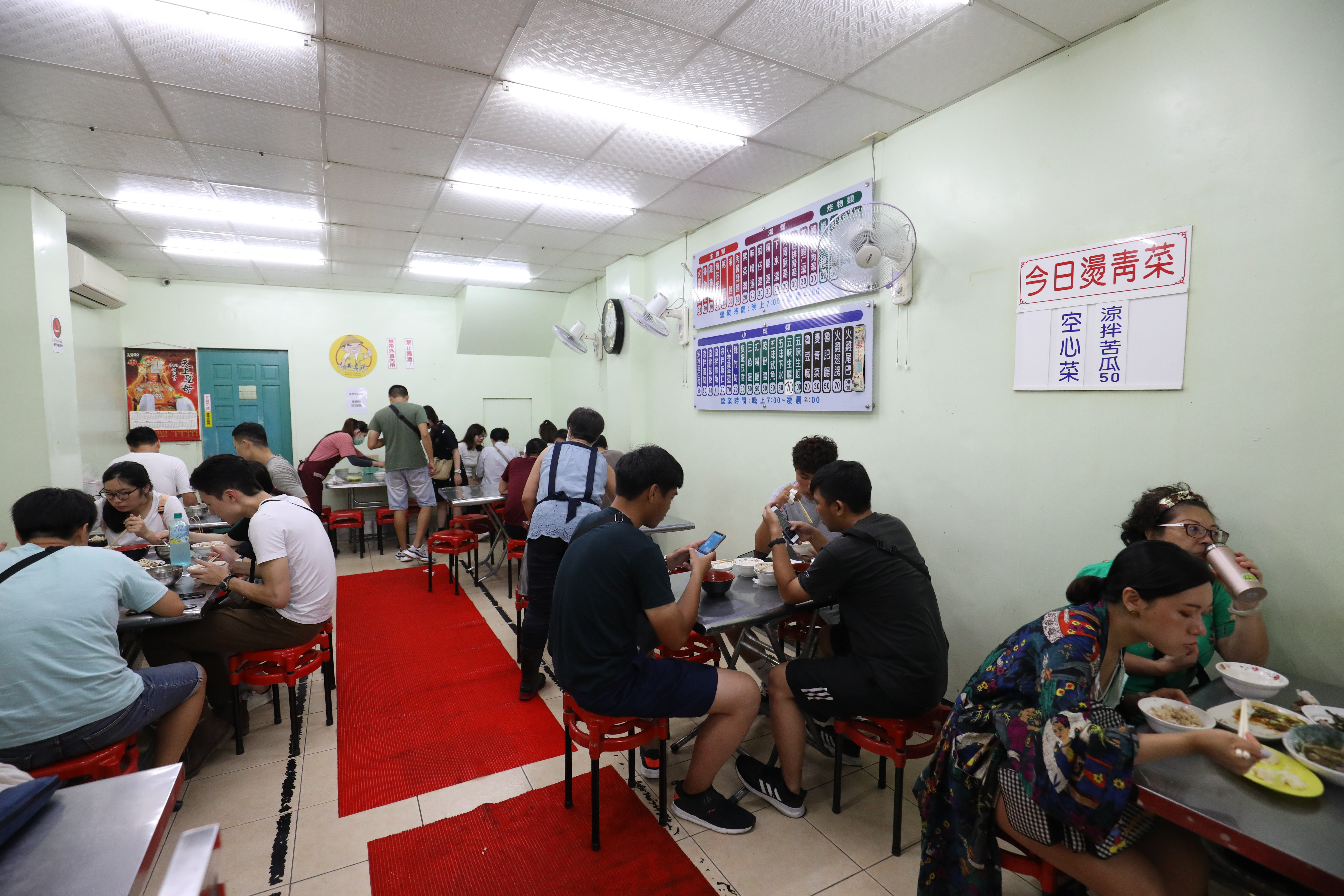 開店不到15分鐘，店裡馬上被客人坐滿。