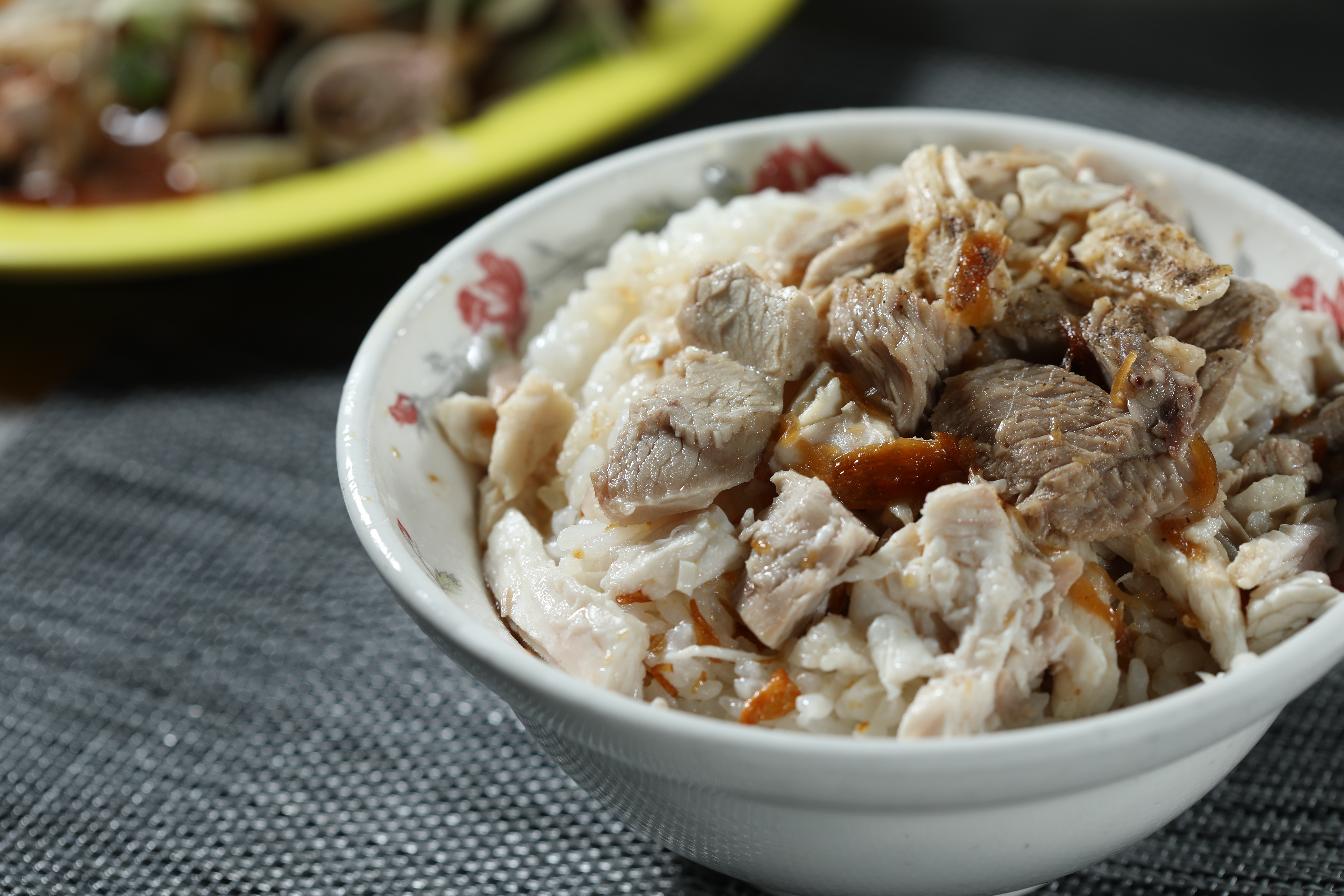 「火雞肉飯」肉塊稍嫌乾柴，淋醬少了香氣，表現較為普通。（30元／碗）