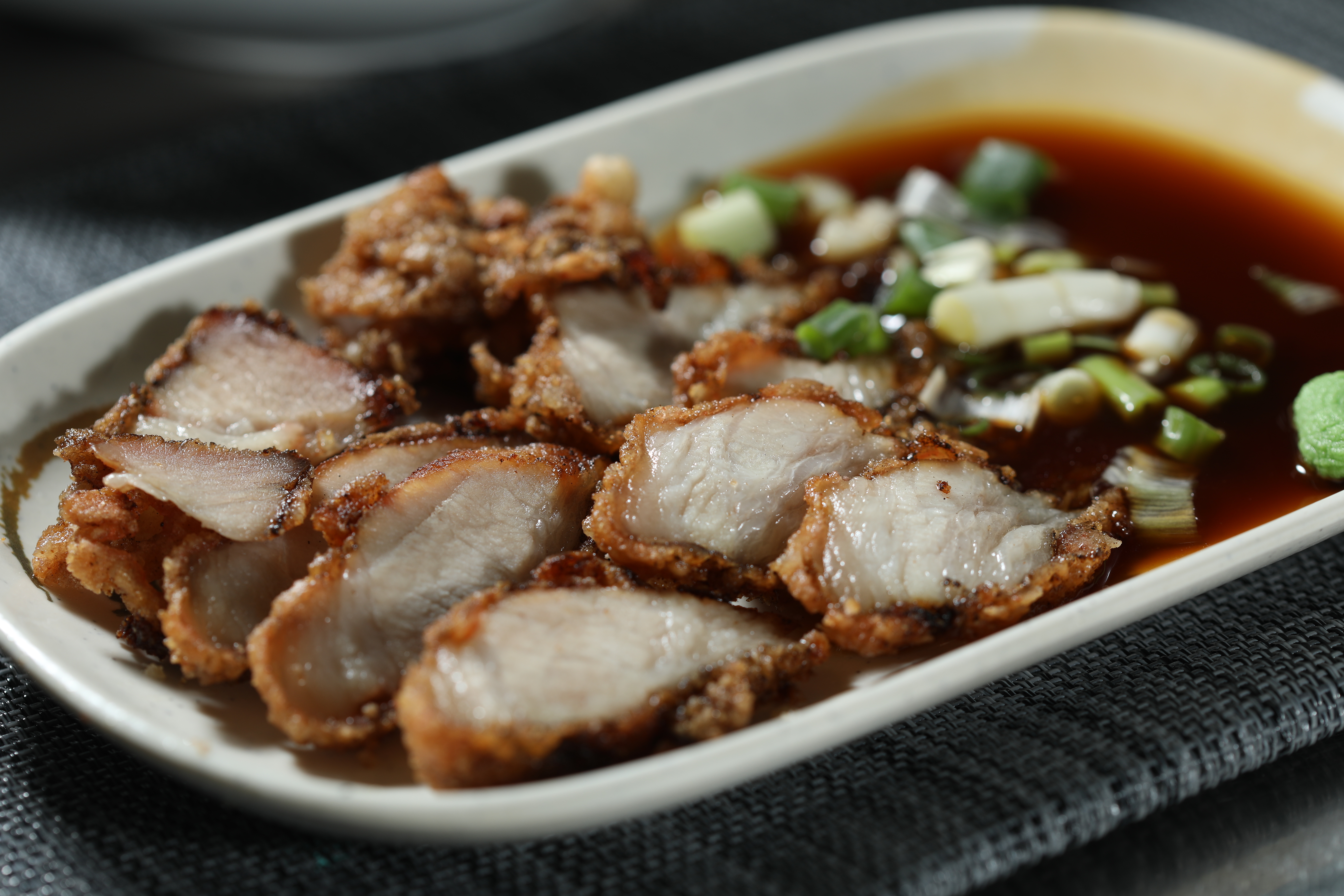 「紅糟豬肉」有將佐料醃漬入味，外皮也炸得酥口不油膩。（50元／份）