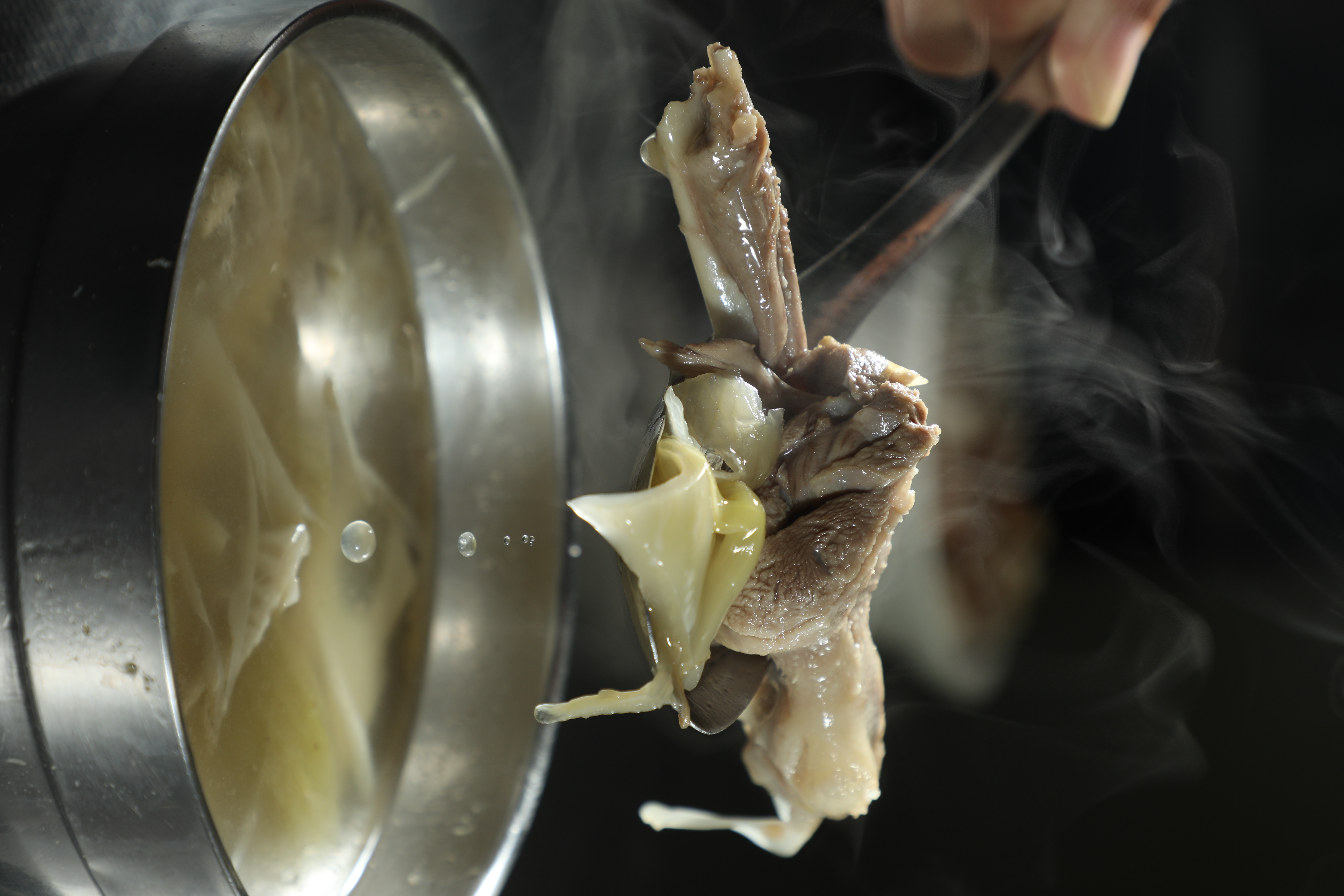 「鹹菜鴨肉湯」喝得到鴨肉的香氣，鹹菜的酸鮮讓滋味變得爽口。（30元／碗）