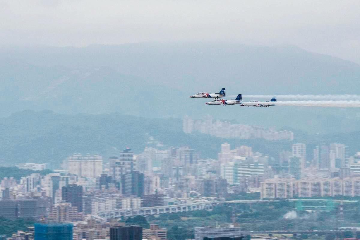 外有海峽戰火壓力,內有流感、肺炎疫情危機,台灣這兒的局面依舊不輕鬆。圖為國慶預演。(軍聞社提供)