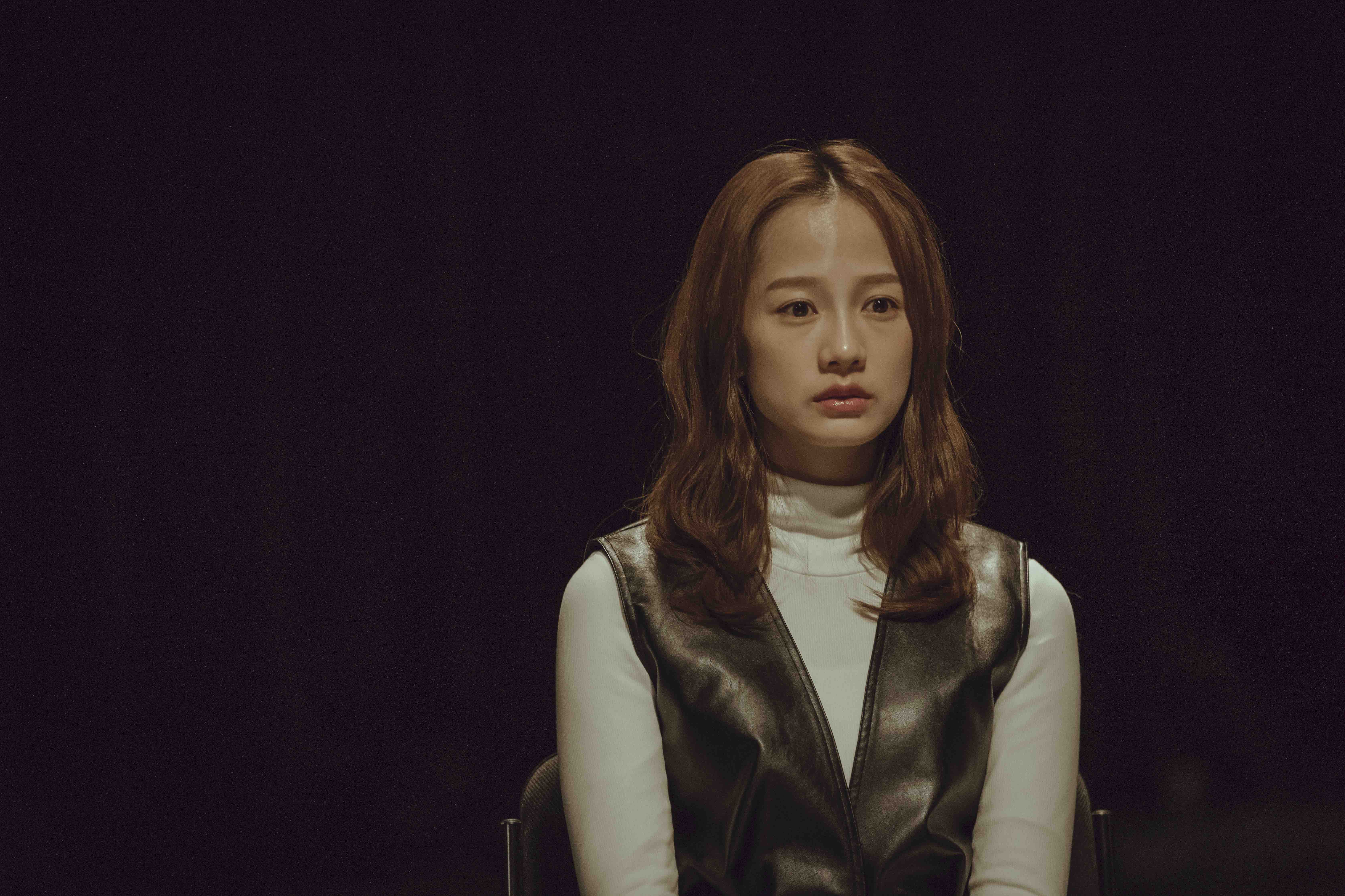 在《黑喵知情》簡嫚書因為憂鬱症母親自殺大受打擊，定期接受團體心理治療。（LINE TV）