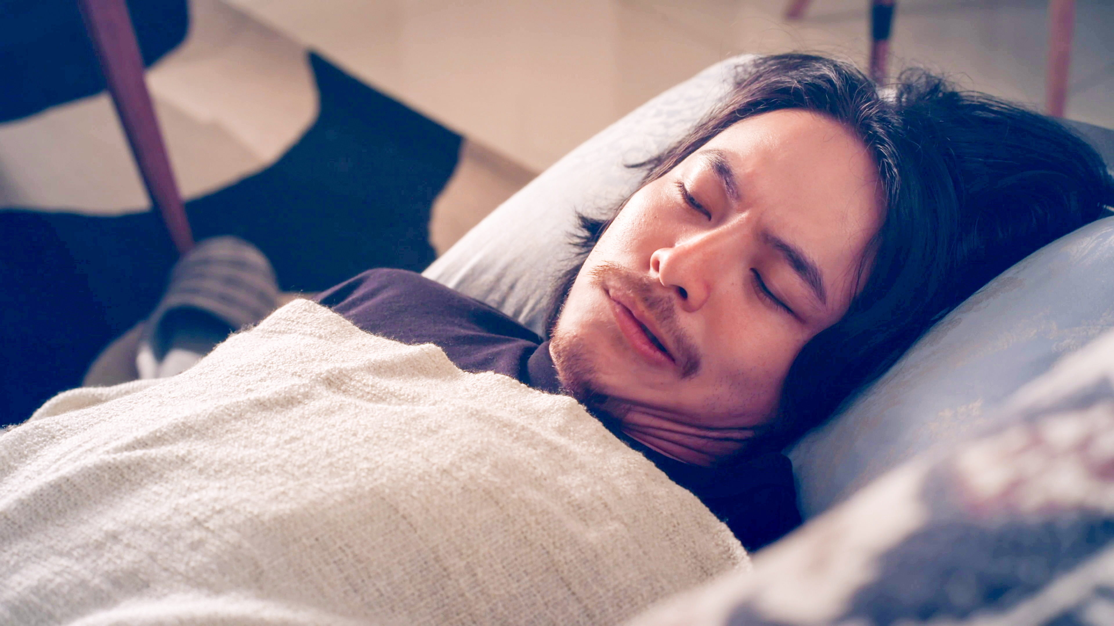 秉仁（楊銘威飾）失聯已久，被仙姑（張可昀飾）預言遭逢不幸。（公視提供）