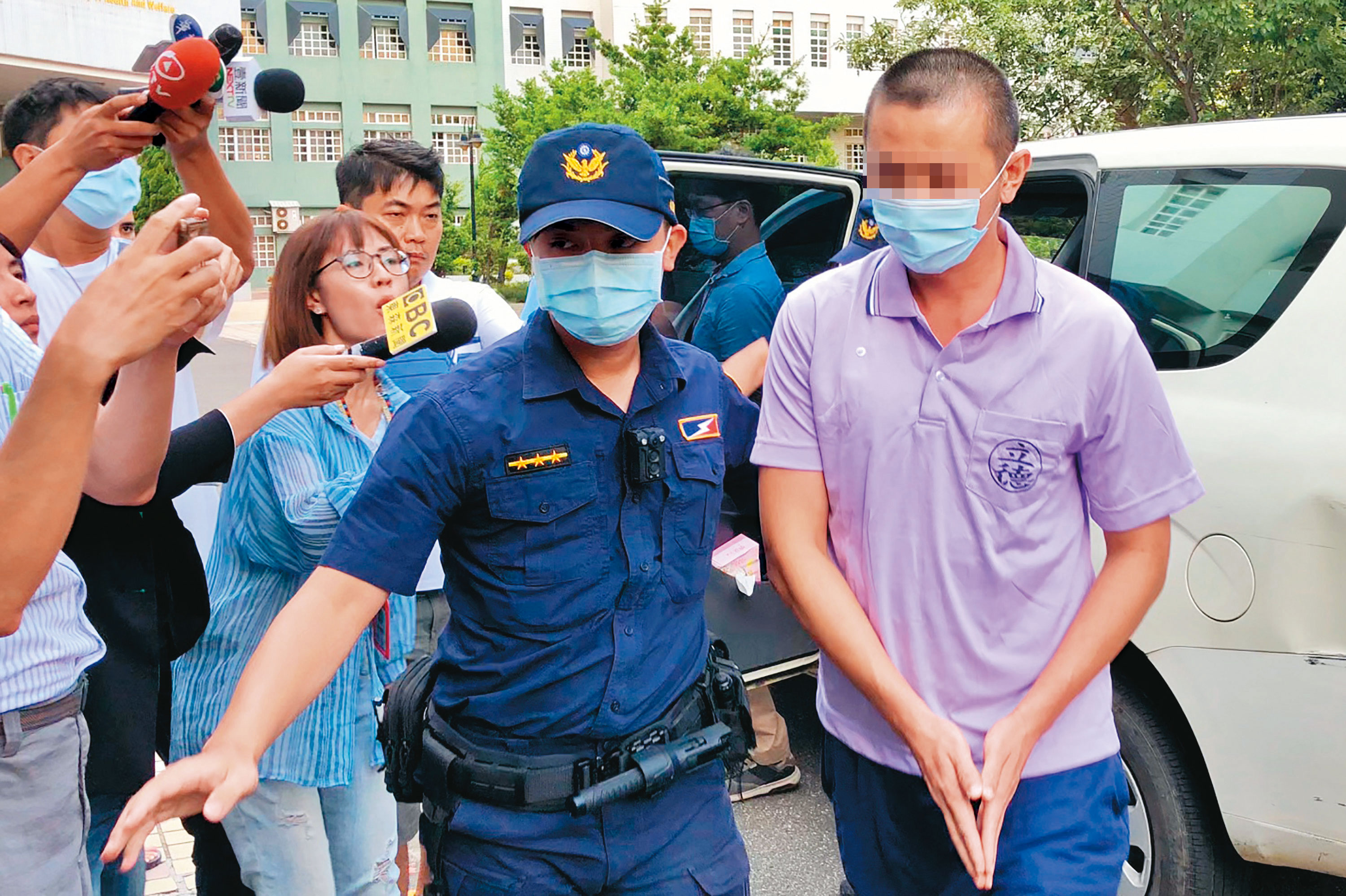 桃園梁姓男子（右）弒母剁頭獲判無罪，經桃園市衛生局評估後也認定無治療必要，最快在10月13日獲釋，檢方將聲請羈押他。（中央社提供）