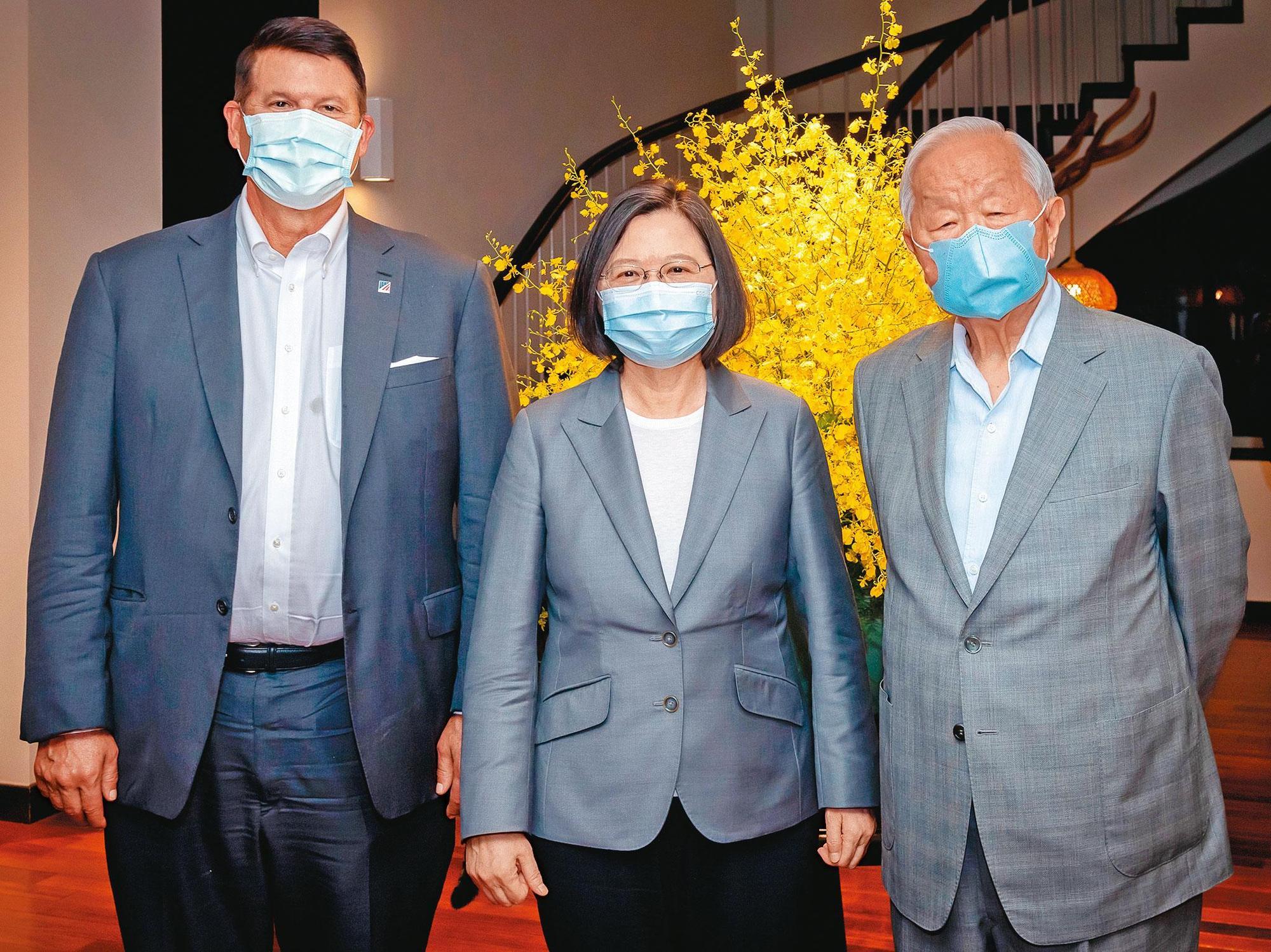 美國接連派國務次卿柯拉克(左)等人訪台,中共因此辦軍演、派軍機擾台,卻聞不出兵戎相見的味道。(總統府提供)