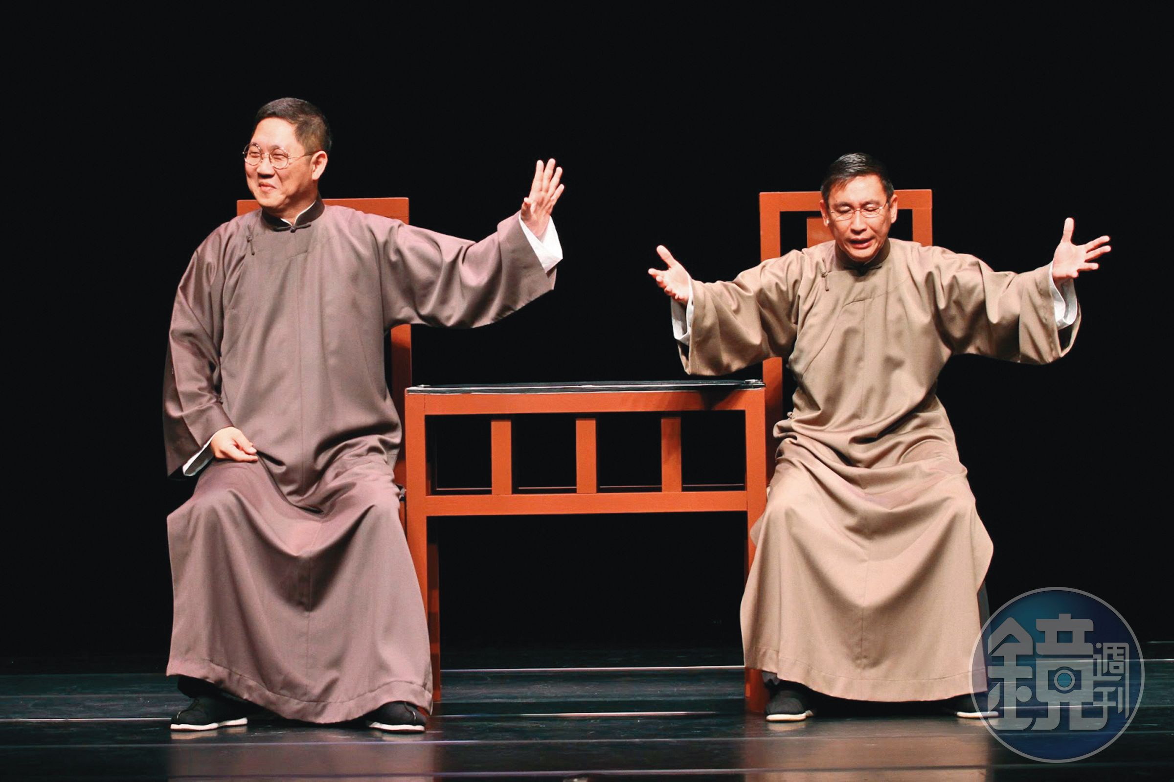 宋少卿（右）能說擅演，他與馮翊綱（左）等人創辦「相聲瓦舍」，大力推動相聲藝術的改革與創新。（翻攝自相聲瓦舍）