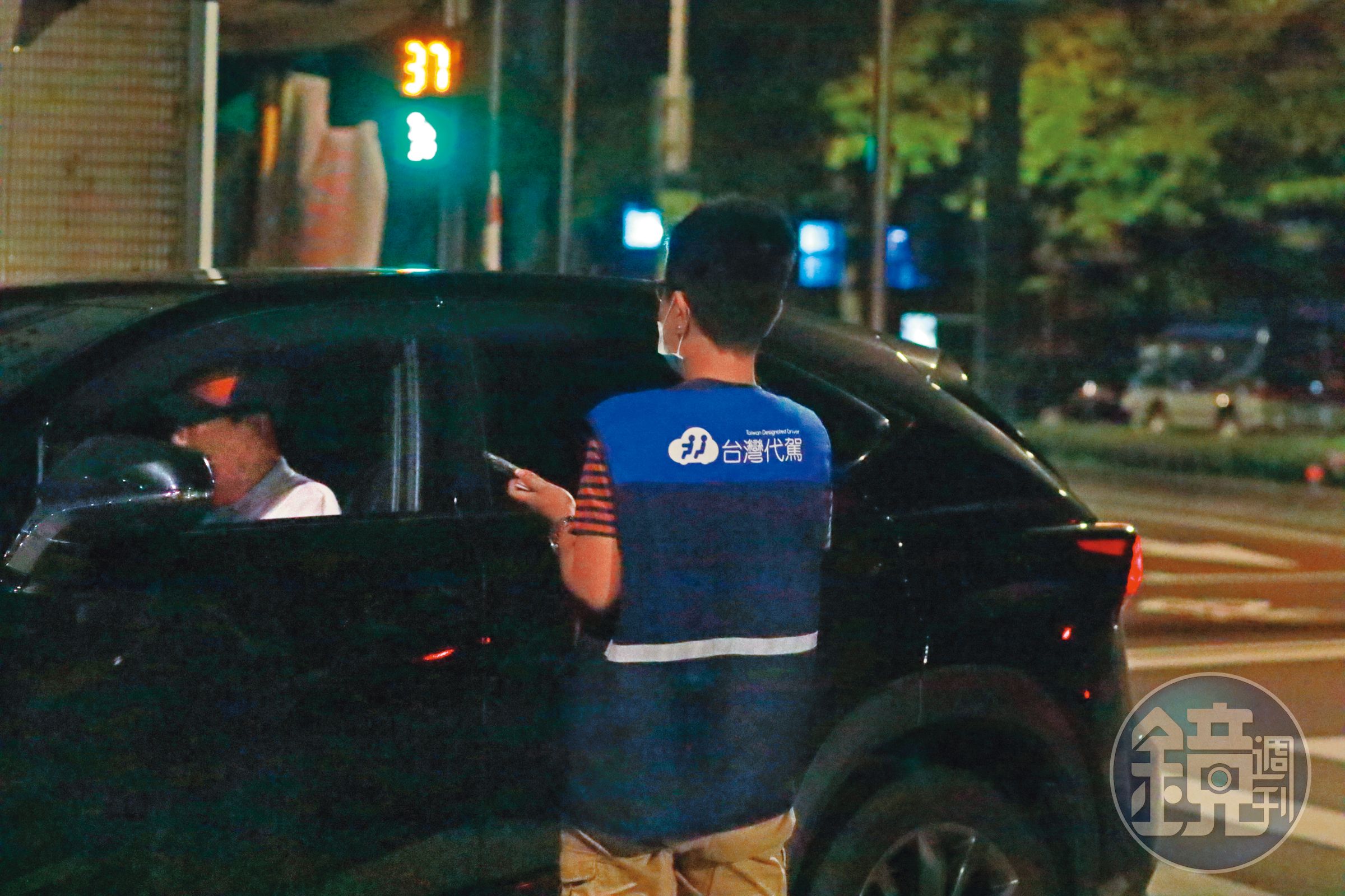 8月31 01：09 宋少卿找代駕幫他開車回家，到了住家巷口，代駕卻停路邊下車。