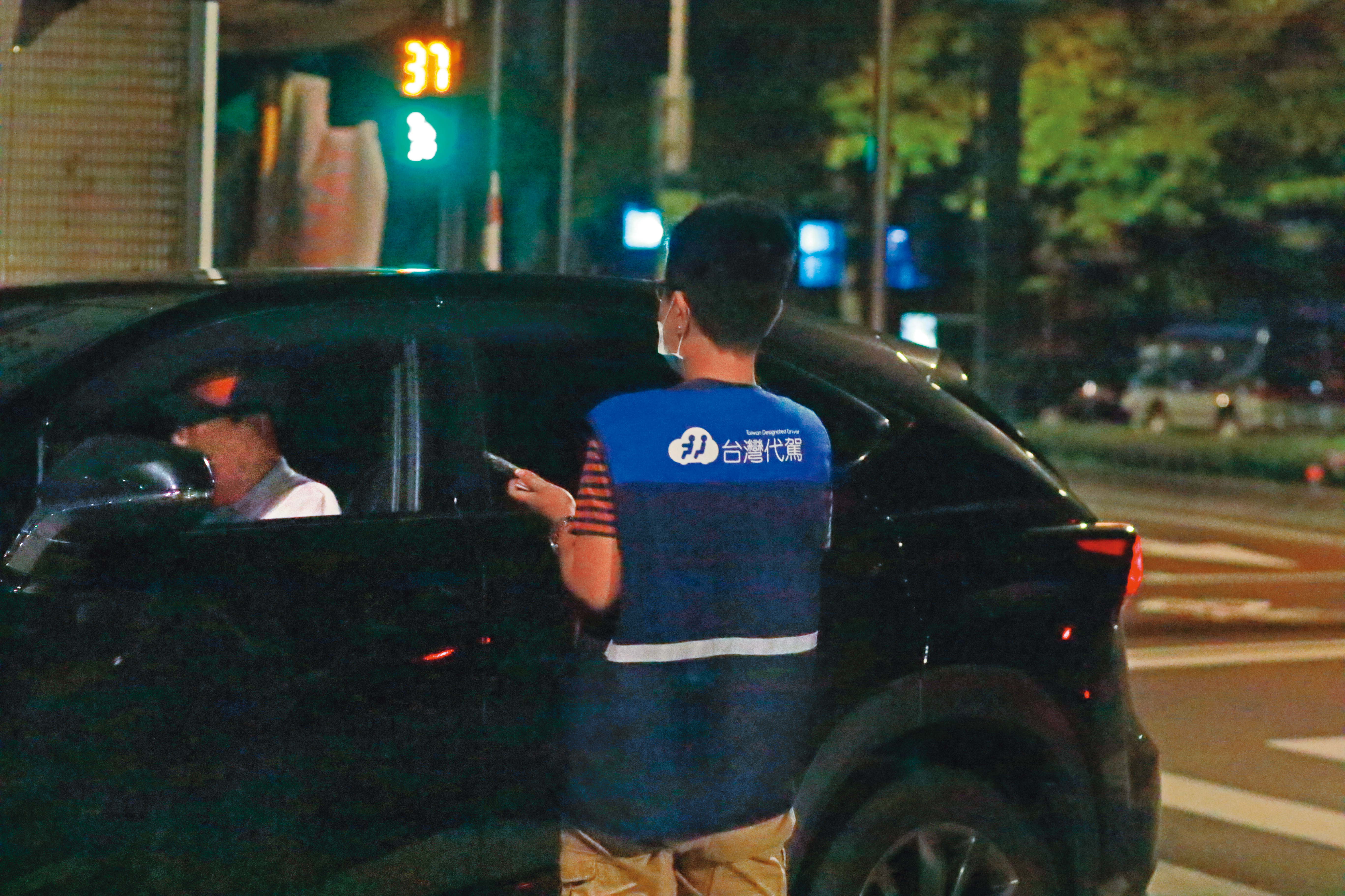 8月31 01：09 宋少卿找代駕幫他開車回家，到了住家巷口，代駕卻停路邊下車。