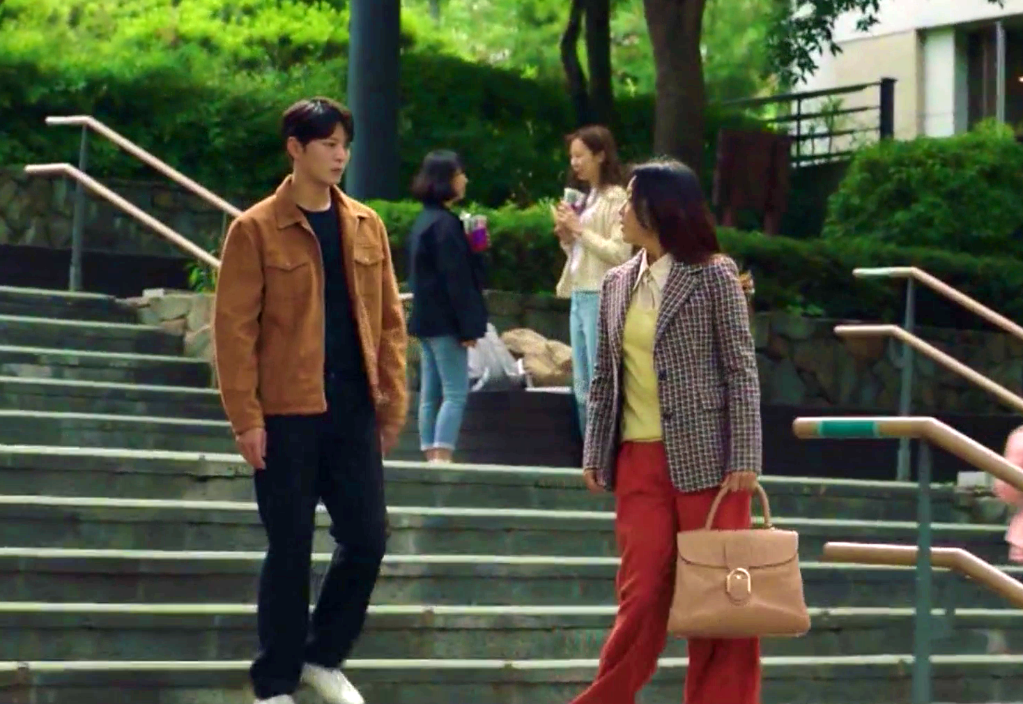 金喜善手上拎著的DELVAUX Brillant包款，要價NT$201,900。（翻攝自網路）