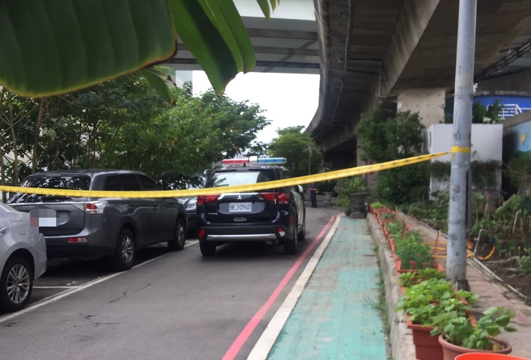 台北市萬華區長順街底發生械鬥案，造成一人送醫不治，警方封鎖現場調查中。（萬華分局提供）