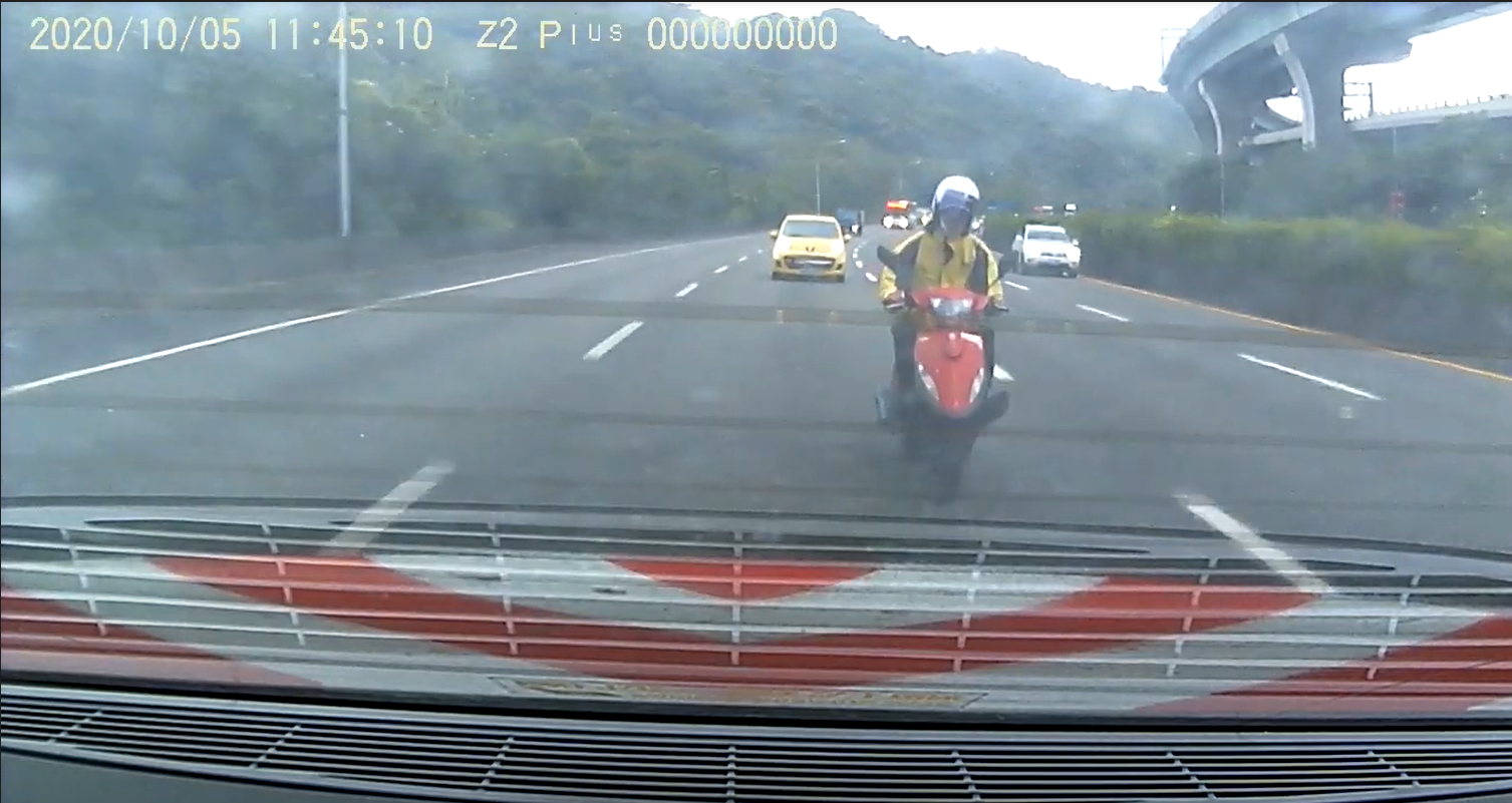 趙姓男子不理警方要求靠邊停，還加速蛇行。（國道警察局提供）