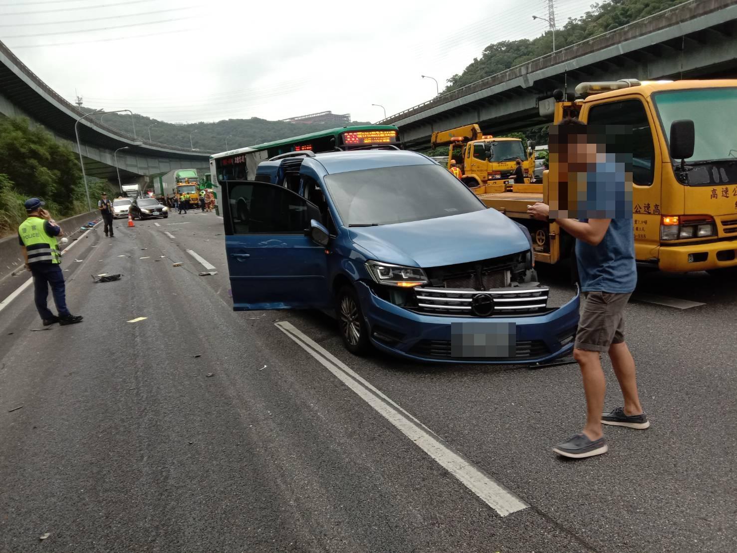 趙男的行為造成車毀人傷。(國道警察局提供)