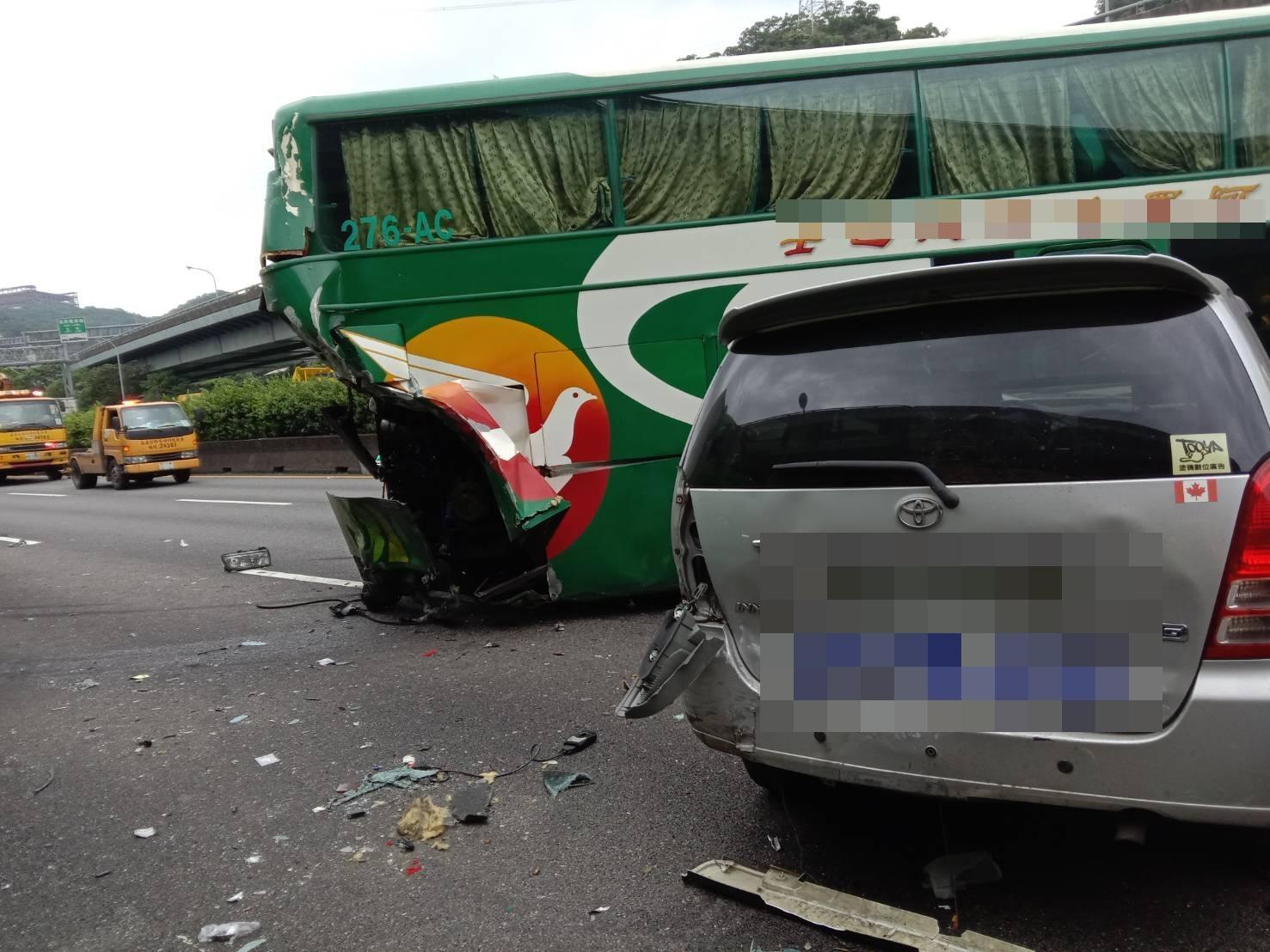 趙男的離譜行徑造成10車追撞。(國道警察局提供)