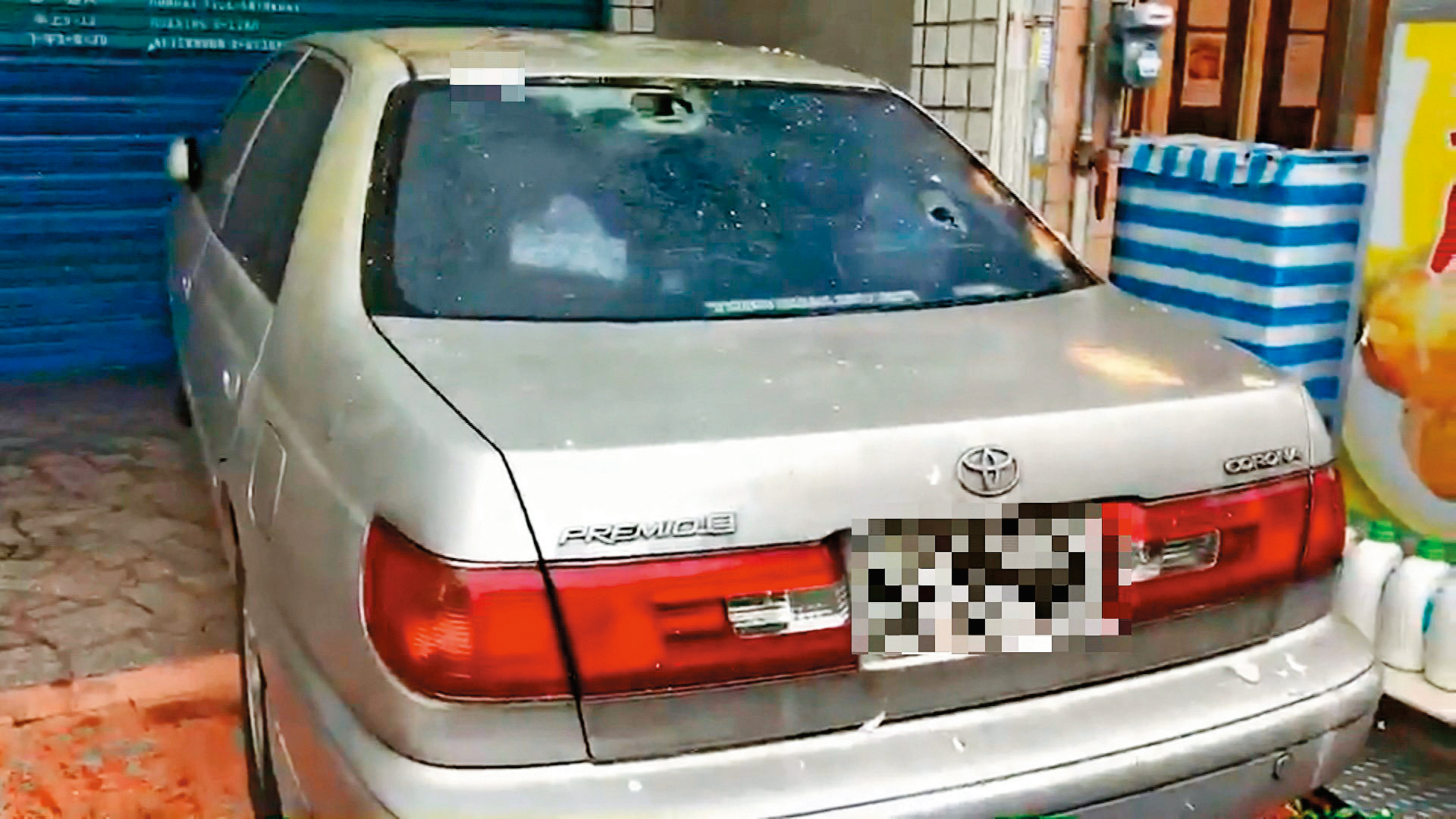 女病患遭麻醉性侵事件傳出後，有人氣憤地到診所外丟雞蛋，也有人將林勤人的車窗砸破。（東森新聞提供）