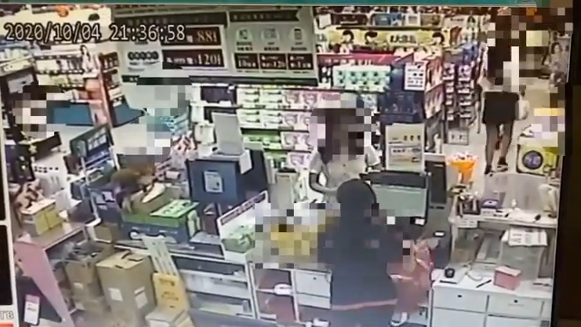20歲陳姓女子發現偷拍惡狼後，男友一度想衝上前理論。（翻攝畫面）