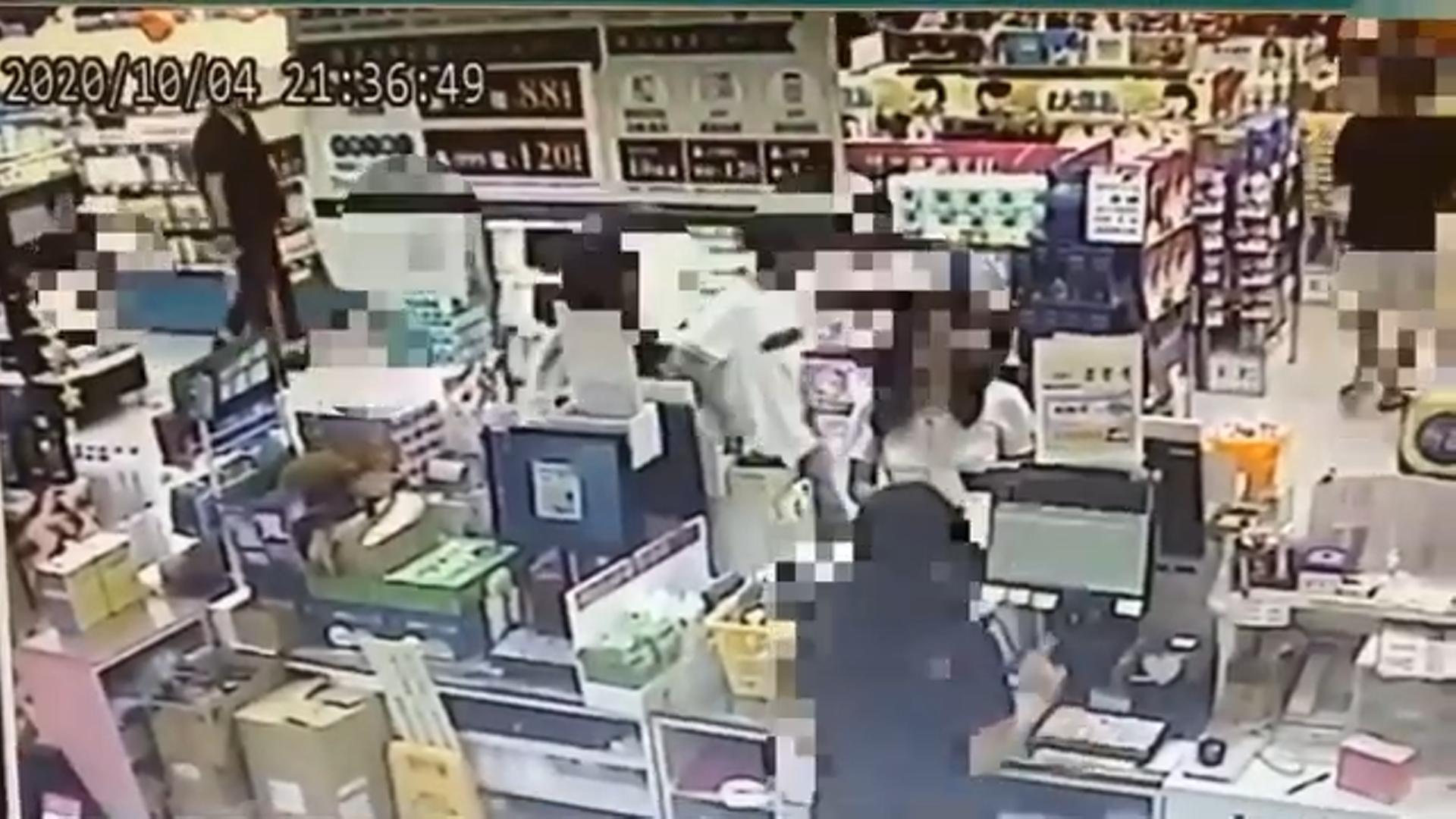 隨後2人一同上前攔下偷拍惡狼並且報警處理。（翻攝畫面）