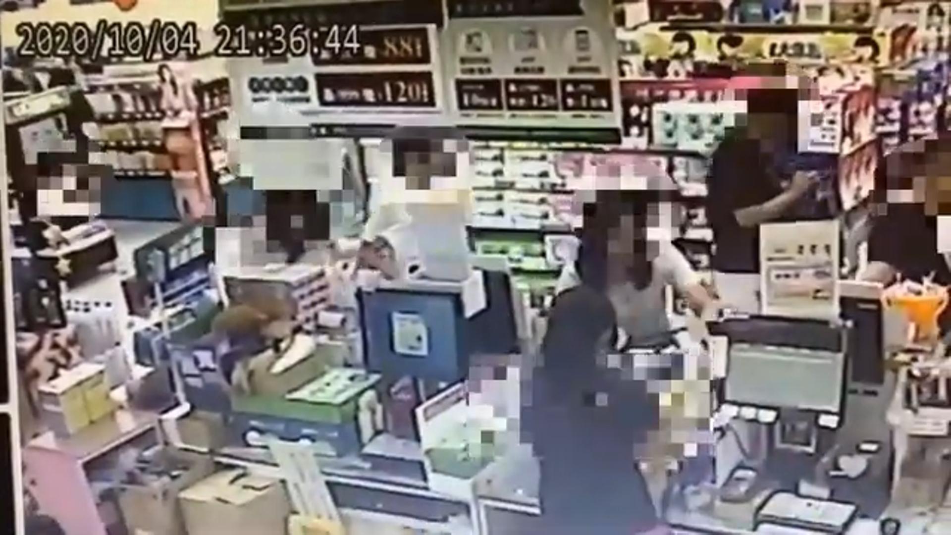 永和「偷拍惡狼」（右一）在拍完女子的裙底風光後裝傻離開現場。（翻攝畫面）