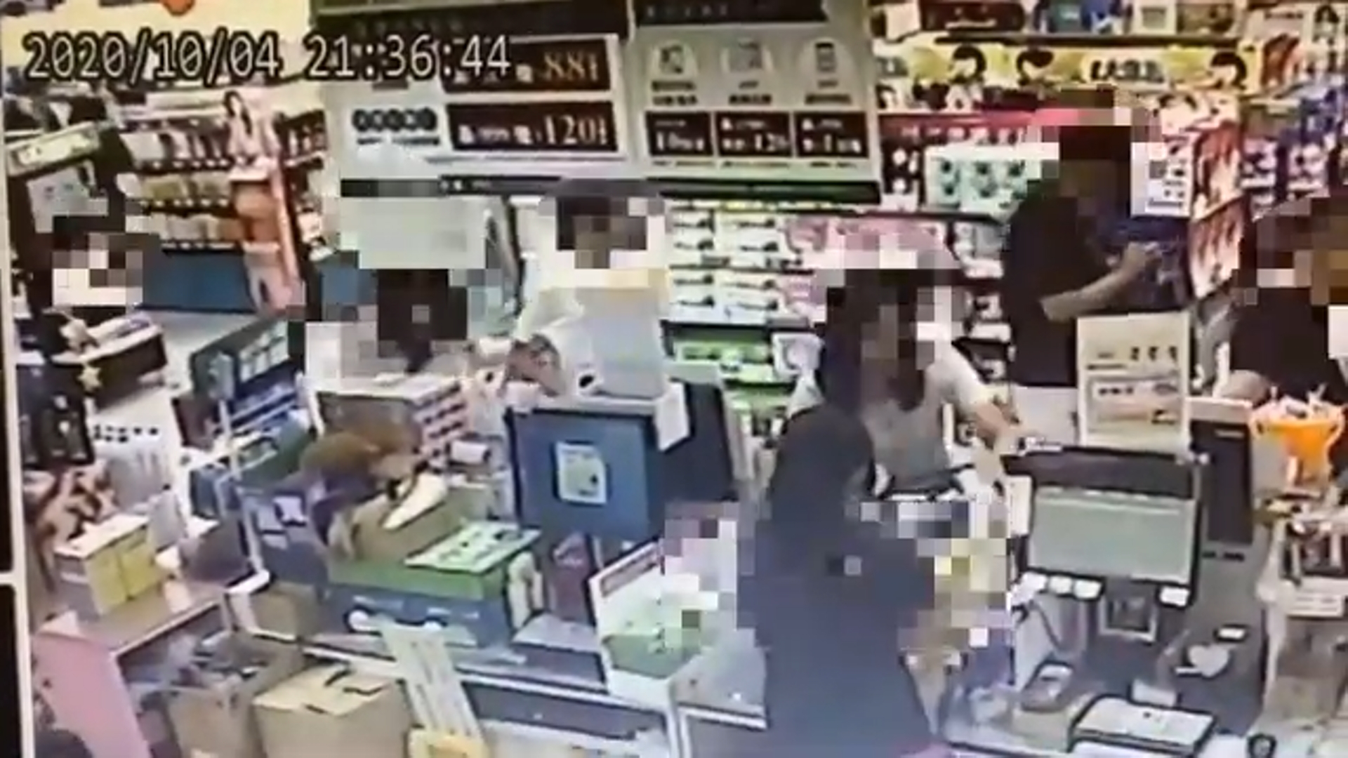 永和「偷拍惡狼」（右一）在拍完女子的裙底風光後裝傻離開現場。（翻攝畫面）