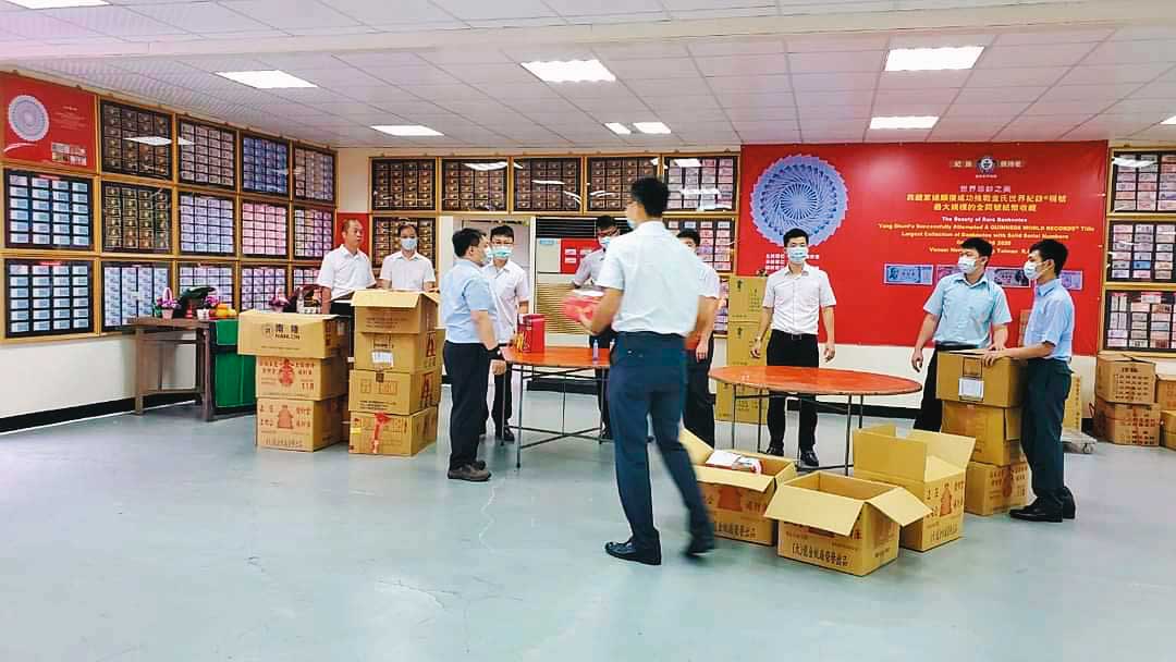 軍情局蔣姓人事主任帶領多名下屬,為局長搬運法會供品。(翻攝道教總會臉書)