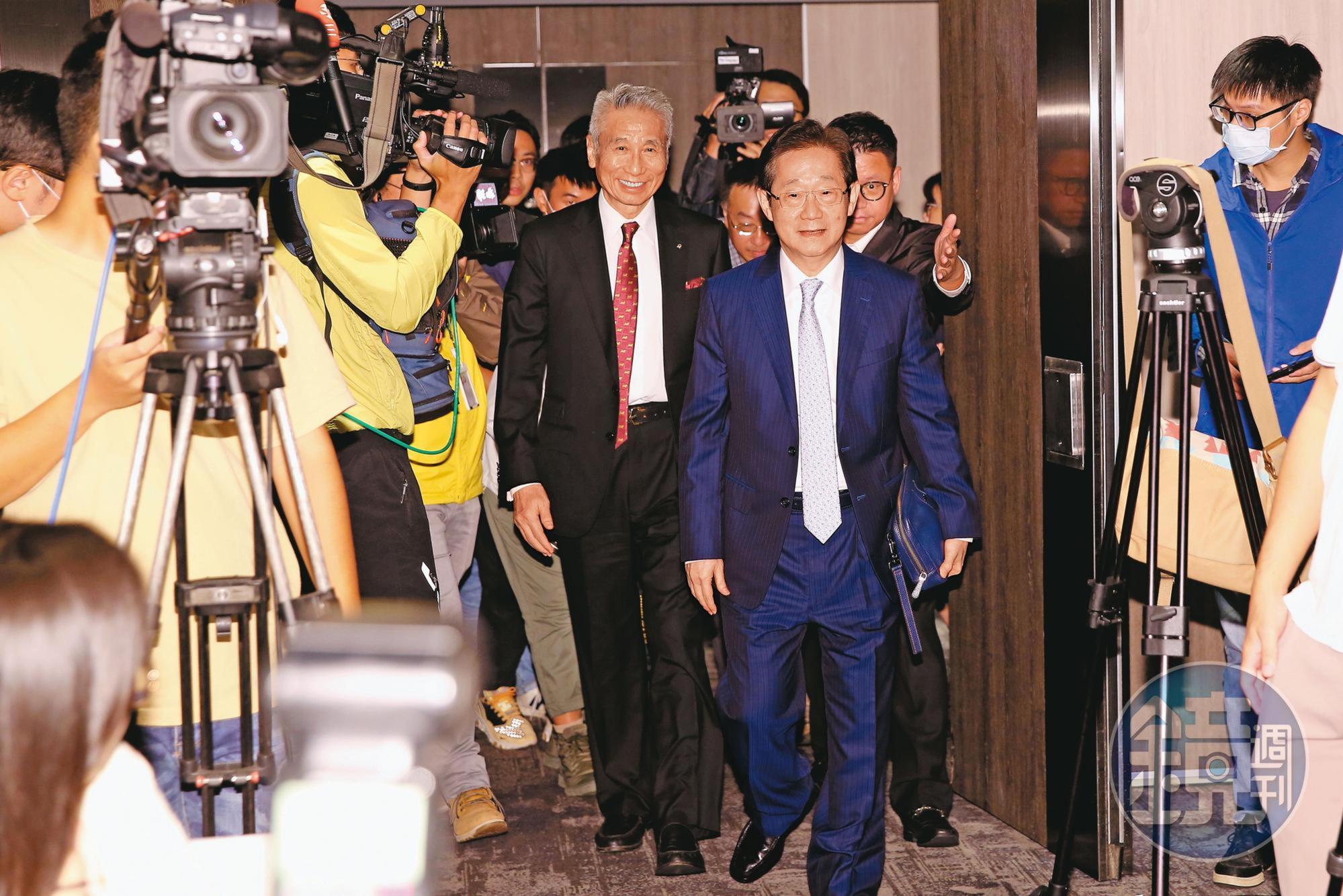 記者會上，林文淵（右）、王光祥（左）一前一後入場，主客易位的態勢不言而喻。